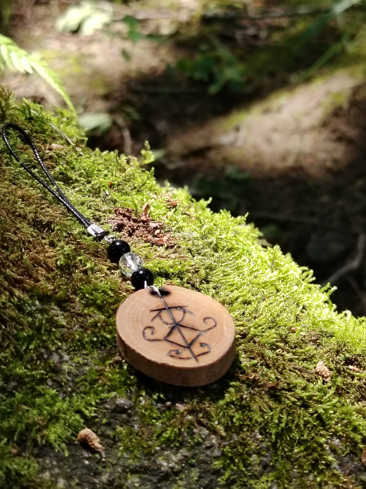 Talisman de téléphone en bois pyrogravé, cordon noir et pierres de protection, création Magic Gaïa naturelle.