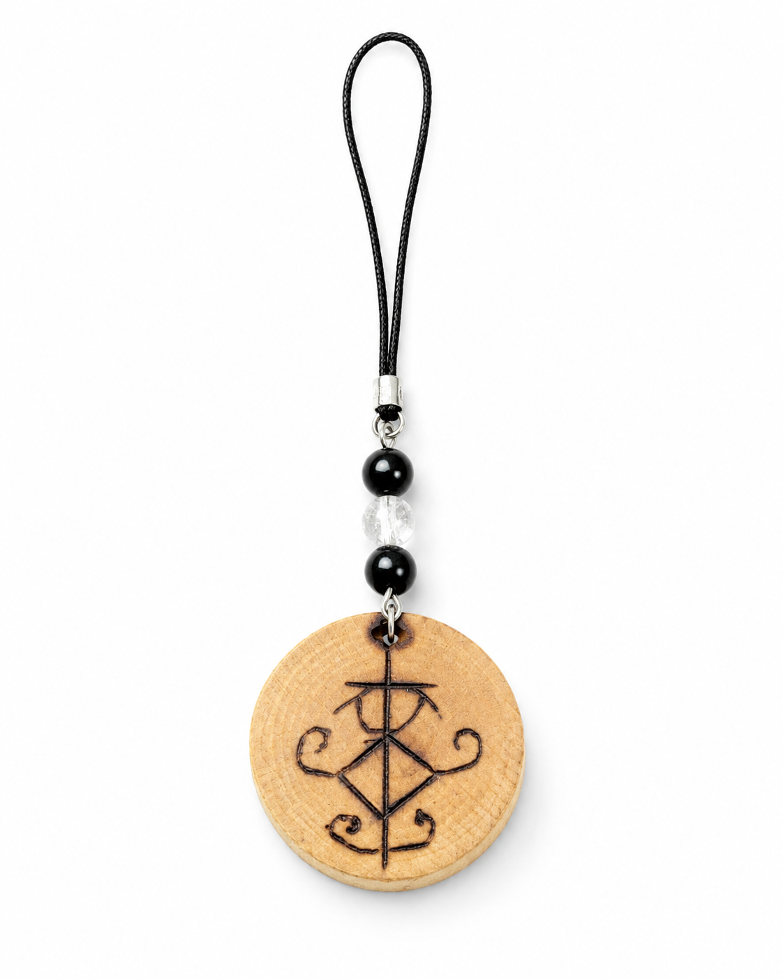 Accessoire de téléphone accroché à une coque sur fond blanc, pendentif bois avec sigil pyrogravé et perles minérales.