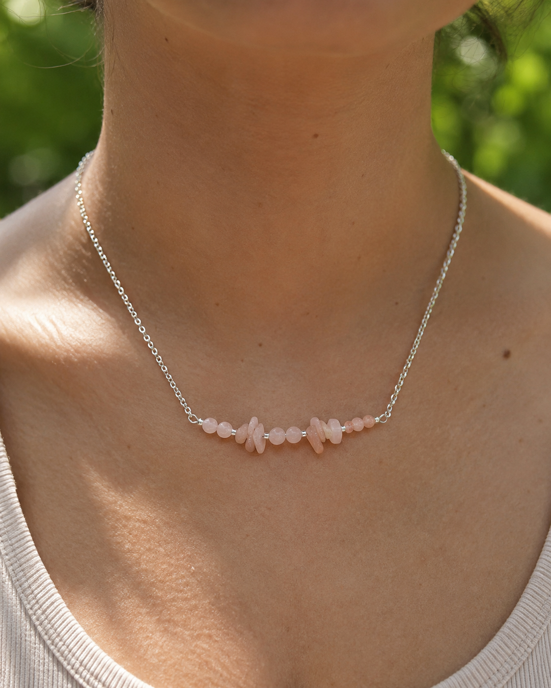 Collier pierre de soleil création Magic Gaïa porté au cou, pierres pêche lumineuses, joie, confiance et vitalité symbolique.