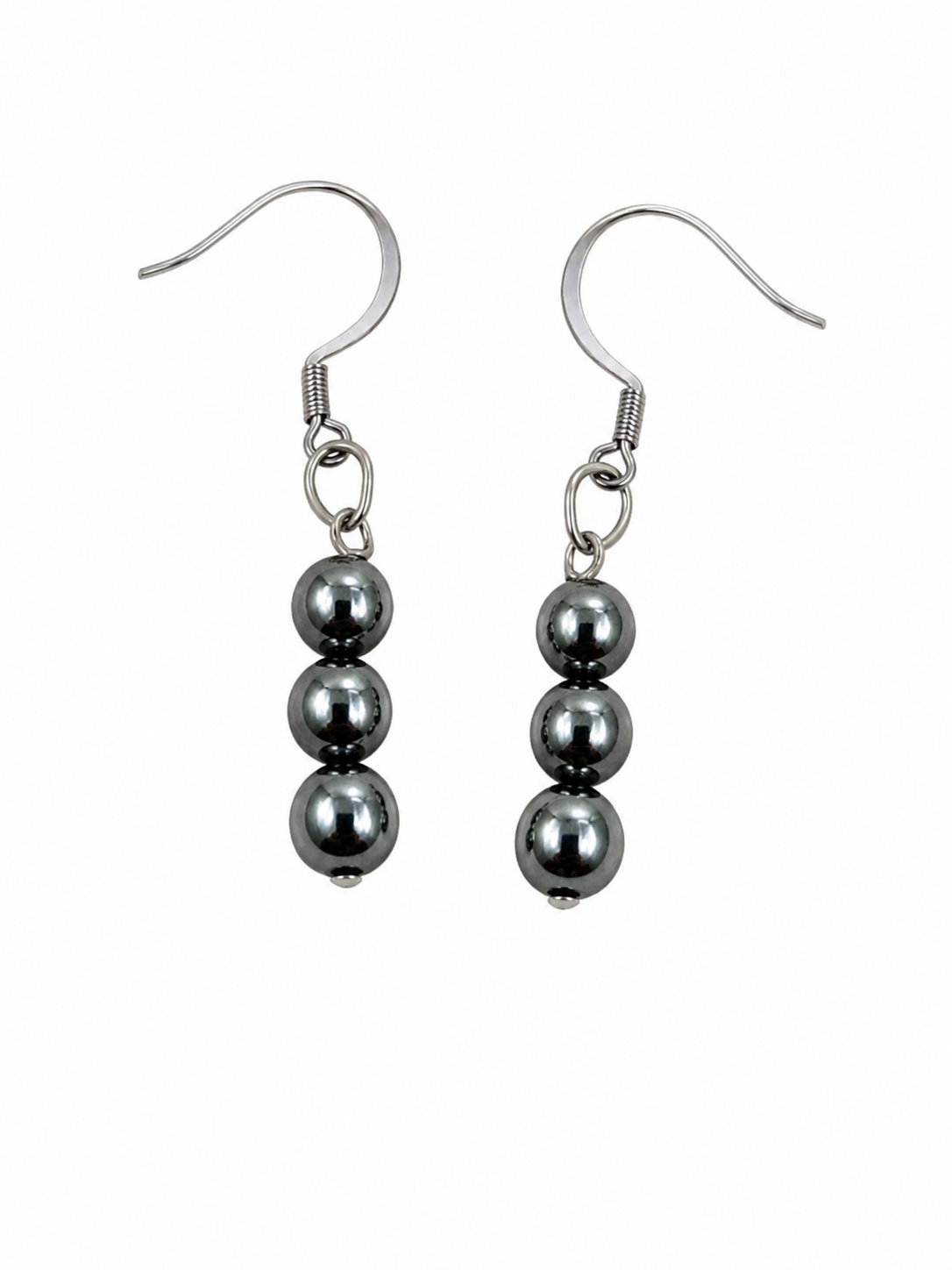 Boucles d’oreilles hématite création Magic Gaïa détourées sur fond blanc, trois perles métalliques, protection et stabilité.