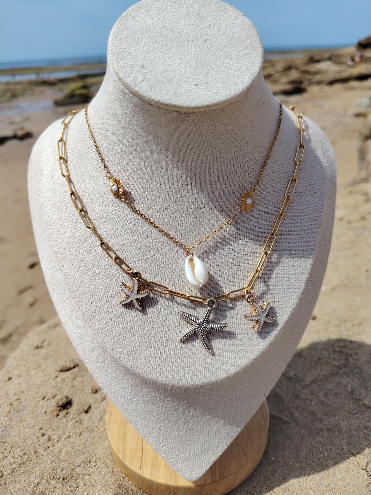 Bijou marin doré à deux rangs avec étoile de mer et perle blanche présenté sur buste en Vendée