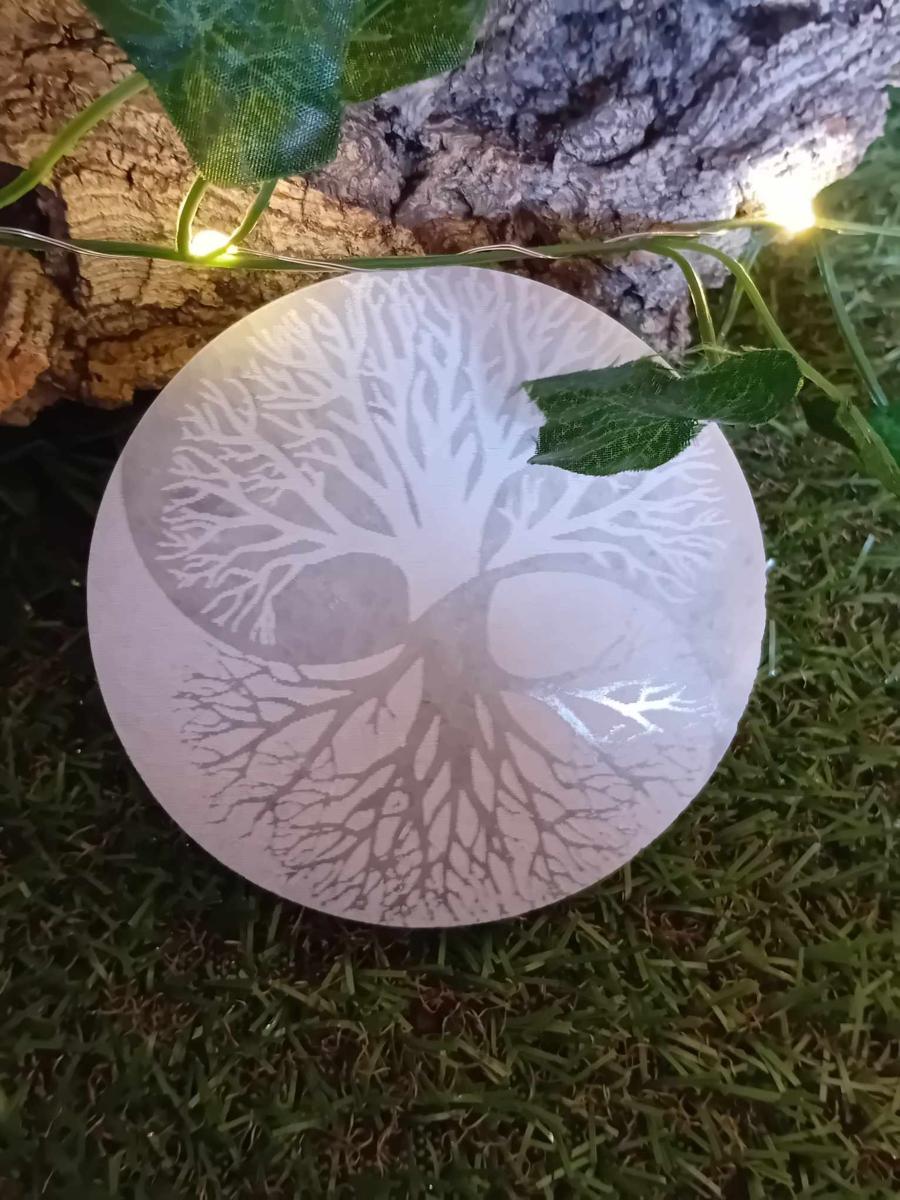 Zoom sur plateau sélénite arbre de vie yin et yang, gravure détaillée sur pierre blanche, harmonie spirituelle et recharge vibratoire.