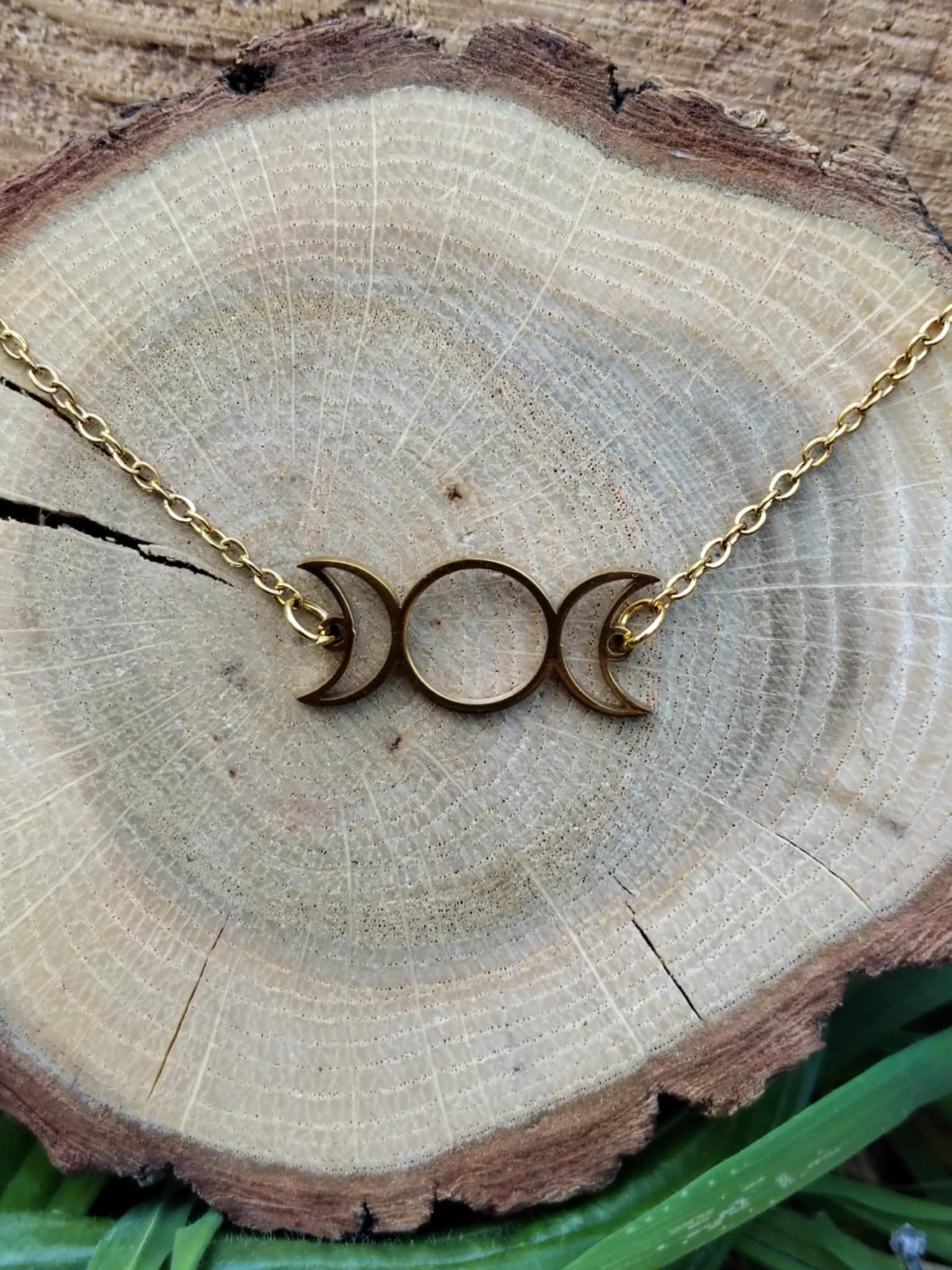 Bracelet Triple Lune doré en acier inoxydable, bijou ésotérique inspiré des phases lunaires au style mystique