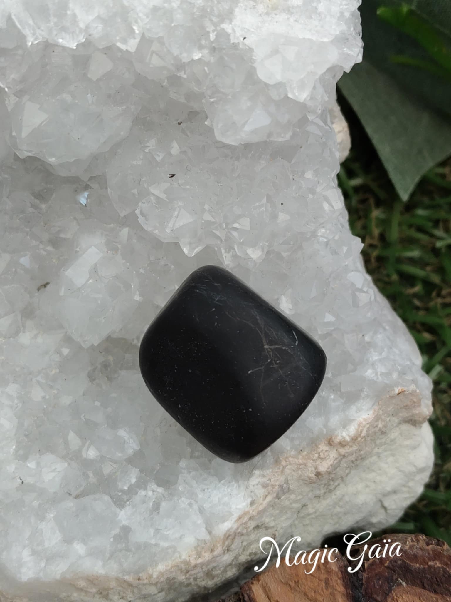 shungite pierre roulée ancrage ondes électromagnétiques chakras russie compteur linky box internet protection mauvaises fréquentations  bienfait lithothérapie vertus  magic gaia