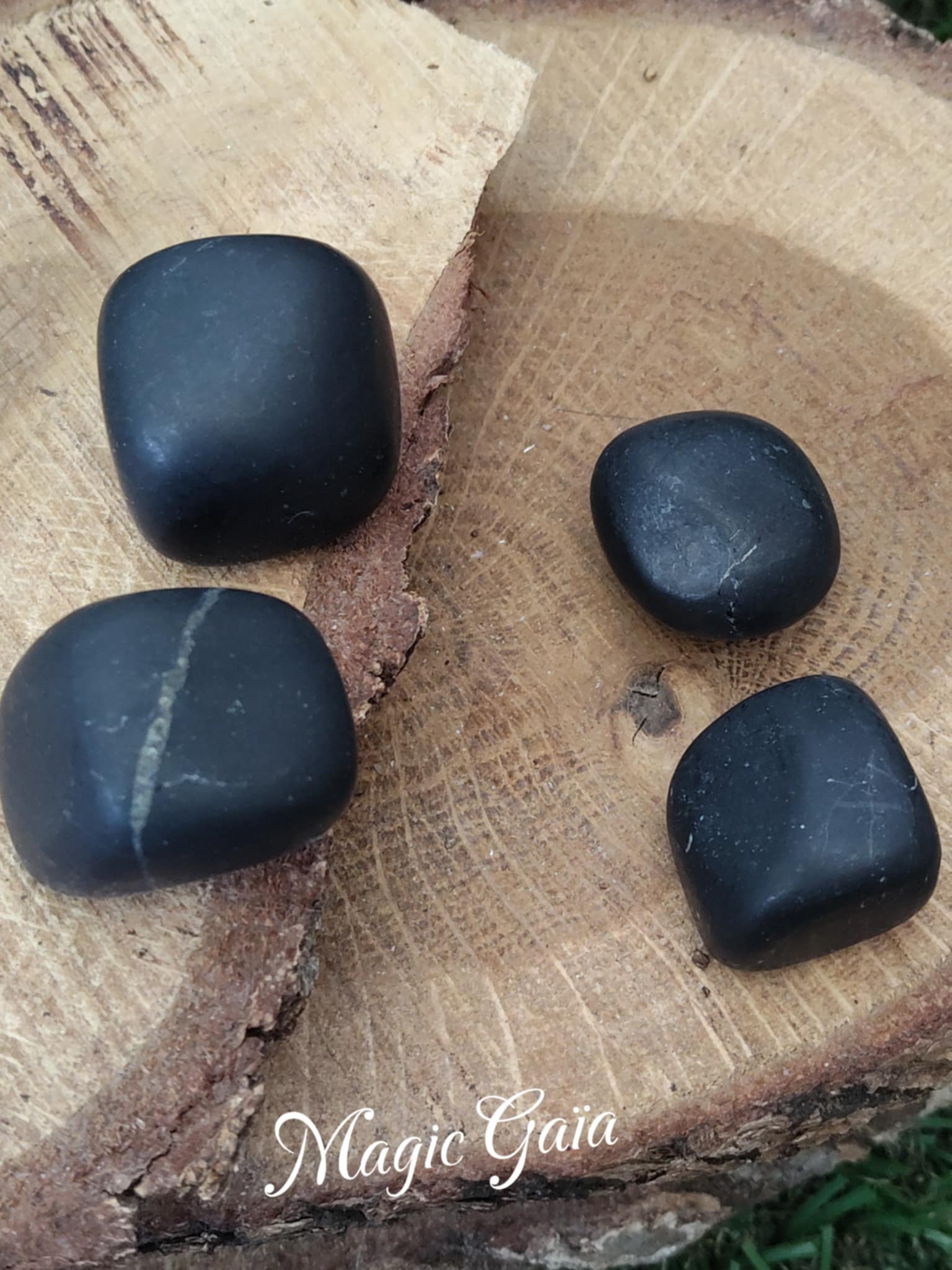 shungite pierre roulée ancrage ondes électromagnétiques chakras russie compteur linky box internet protection mauvaises fréquentations  bienfait lithothérapie vertus  magic gaia