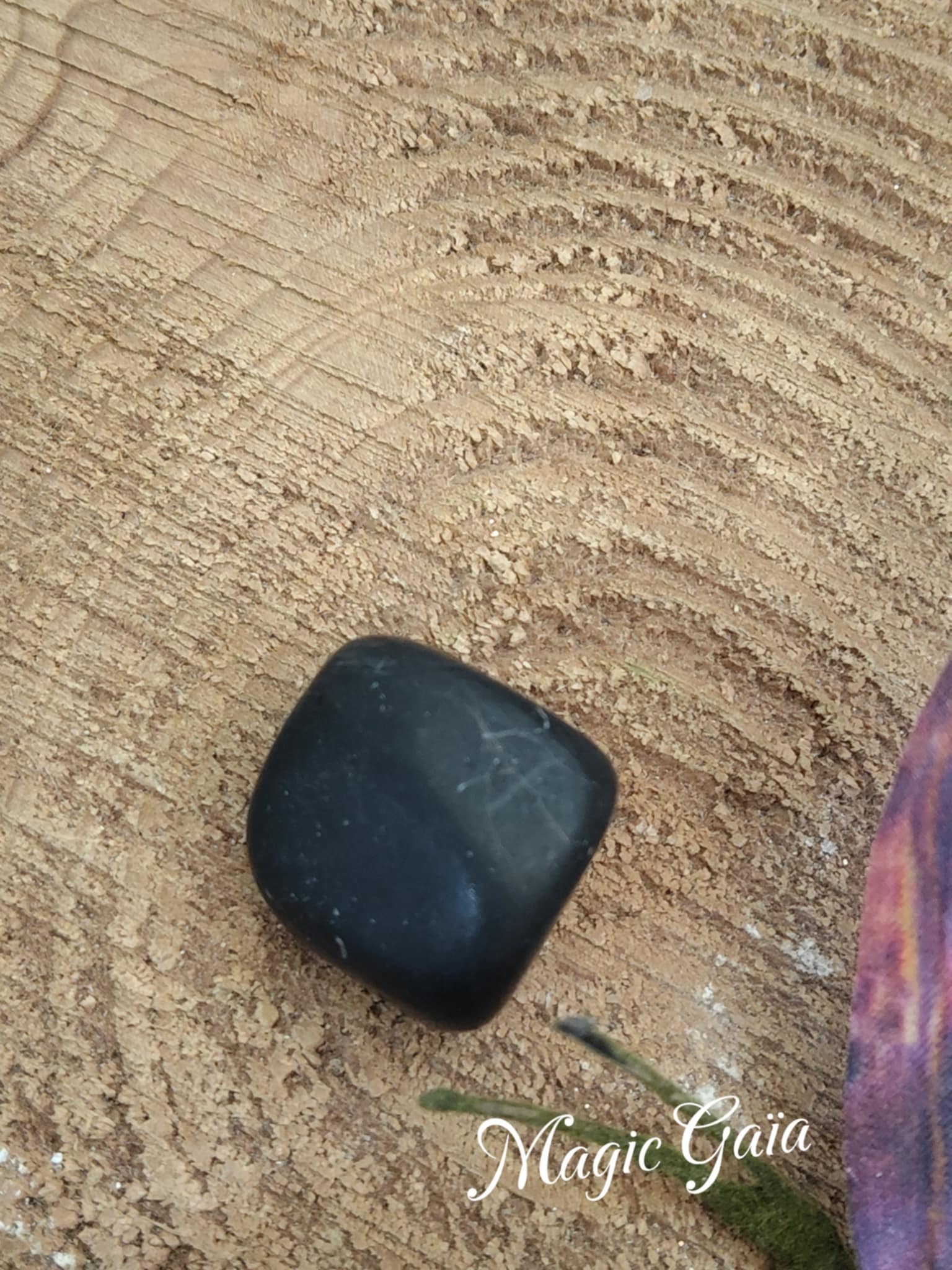 shungite pierre roulée ancrage ondes électromagnétiques chakras russie compteur linky box internet protection mauvaises fréquentations  bienfait lithothérapie vertus  magic gaia
