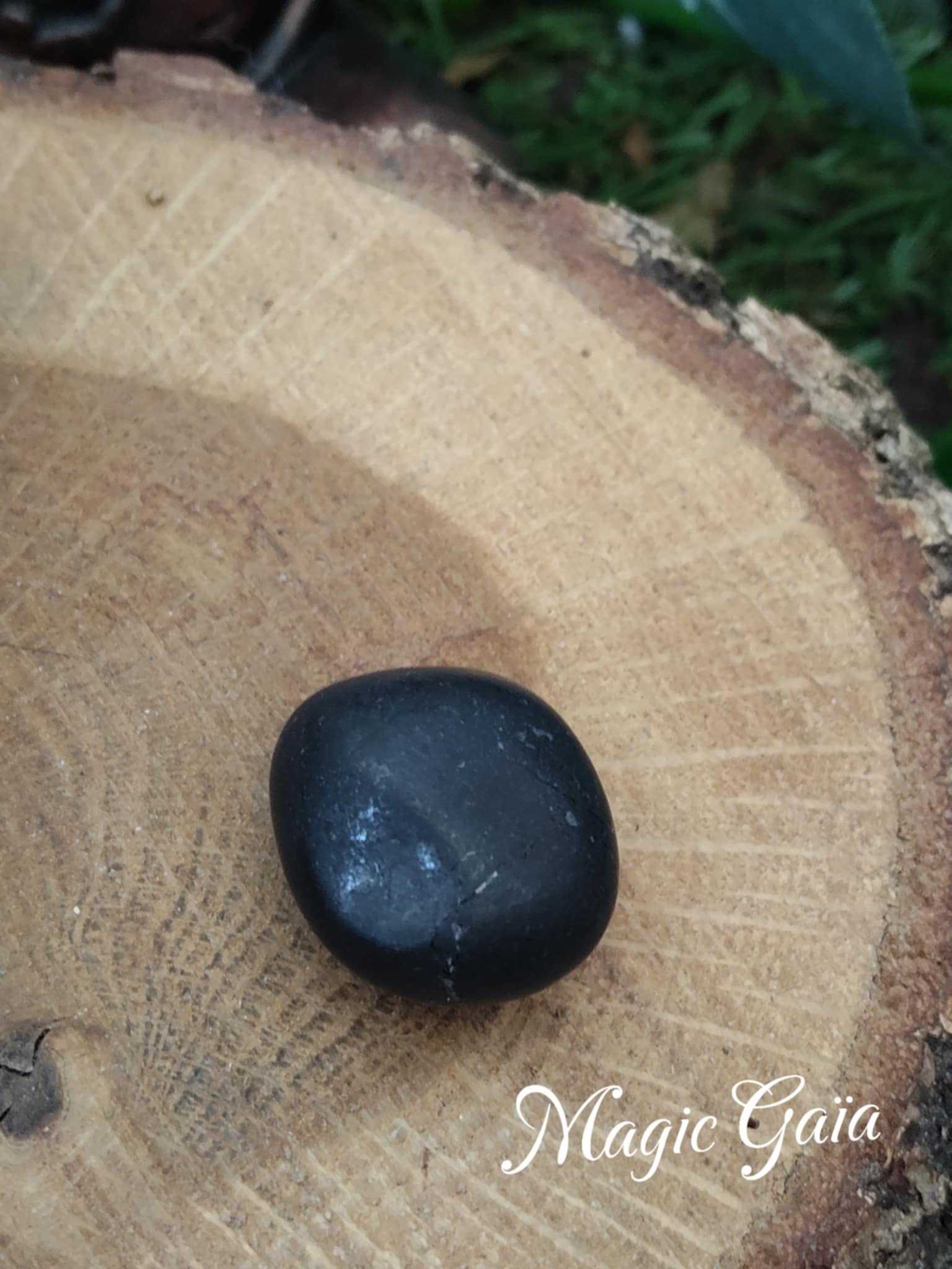 shungite pierre roulée ancrage ondes électromagnétiques chakras russie compteur linky box internet protection mauvaises fréquentations  bienfait lithothérapie vertus  magic gaia