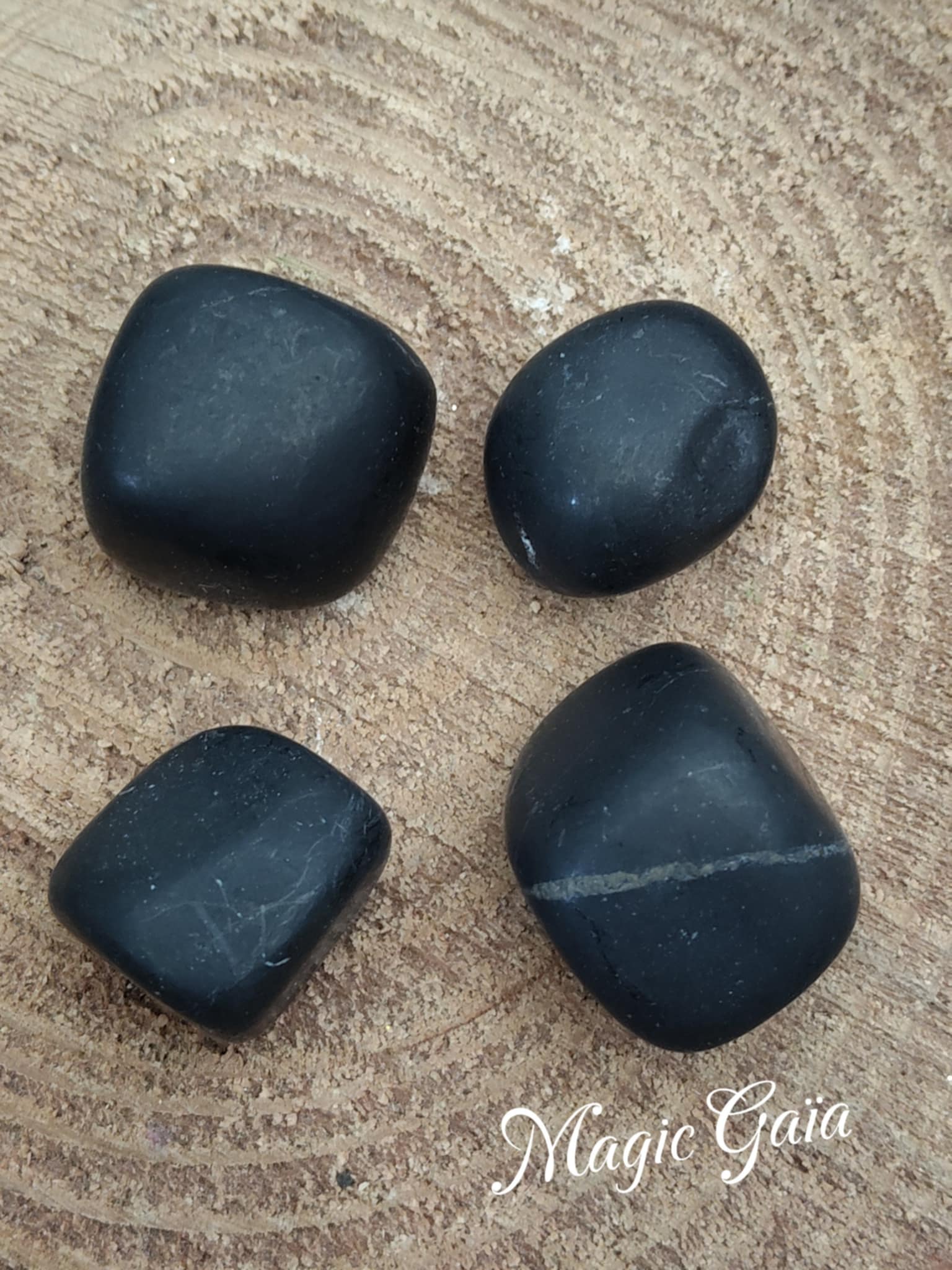 shungite pierre roulée ancrage ondes électromagnétiques chakras russie compteur linky box internet protection mauvaises fréquentations magic gaia