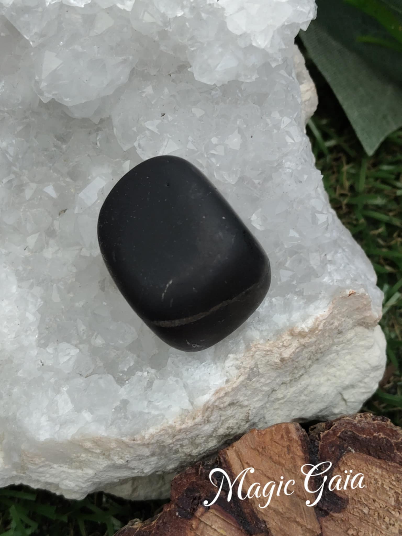 shungite pierre roulée ancrage ondes électromagnétiques chakras russie compteur linky box internet protection mauvaises fréquentations magic gaia