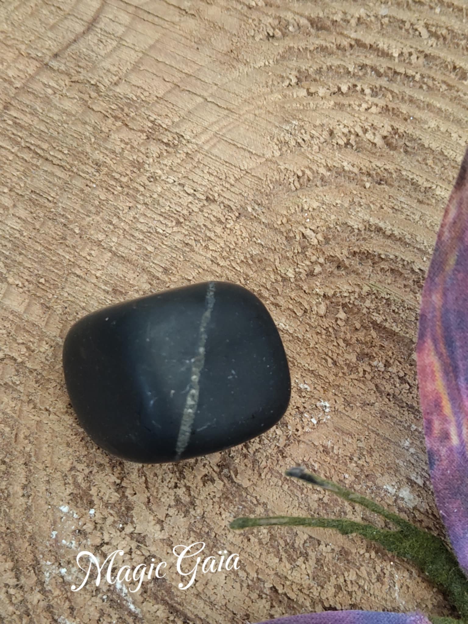 shungite pierre roulée ancrage ondes électromagnétiques chakras russie compteur linky box internet protection mauvaises fréquentations  bienfait lithothérapie vertus  magic gaia