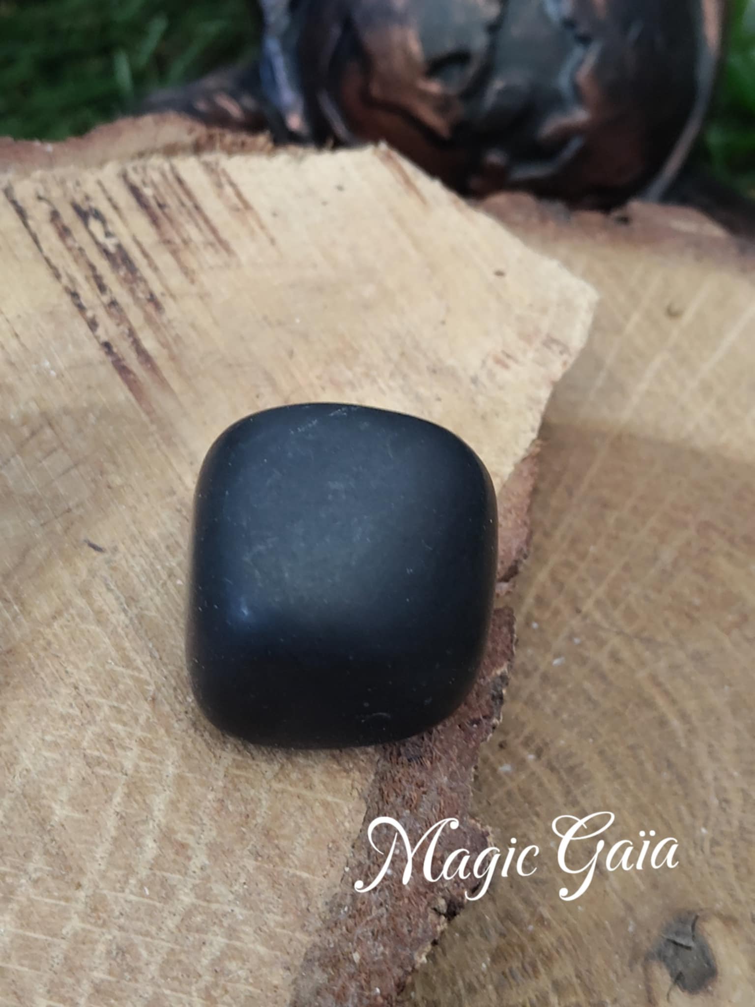 shungite pierre roulée ancrage ondes électromagnétiques chakras russie compteur linky box internet protection mauvaises fréquentations  bienfait lithothérapie vertus magic gaia