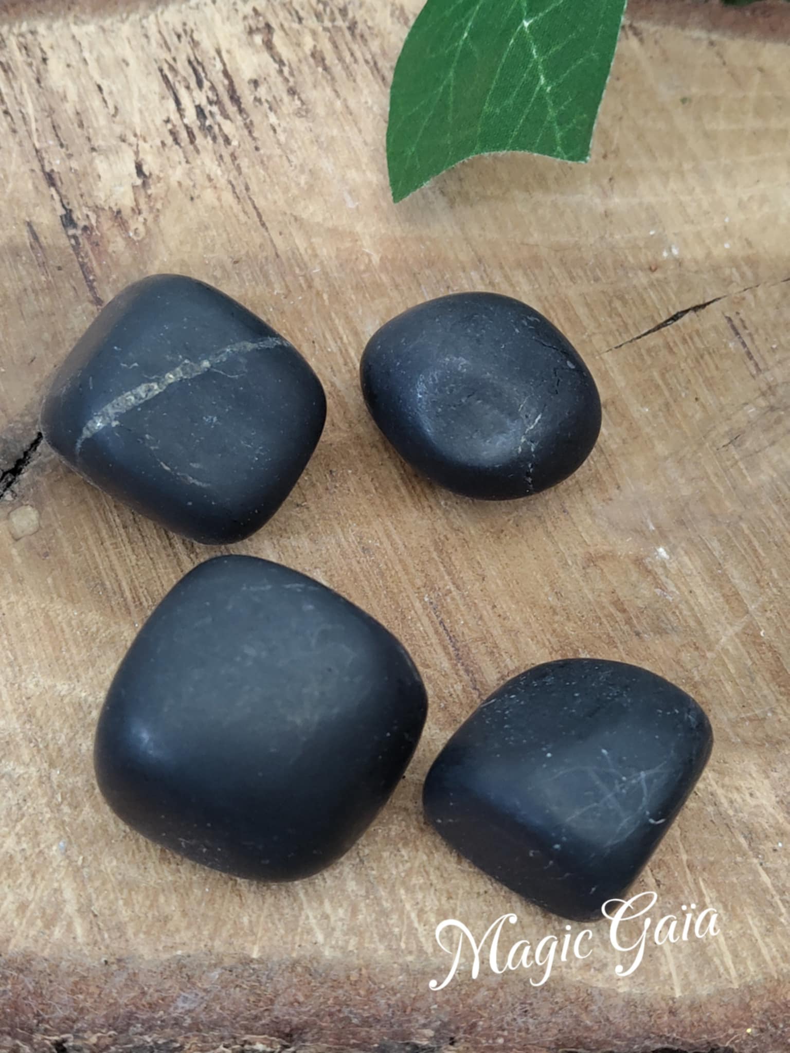shungite pierre roulée ancrage ondes électromagnétiques chakras russie compteur linky box internet protection mauvaises fréquentations  bienfait lithothérapie vertus magic gaia