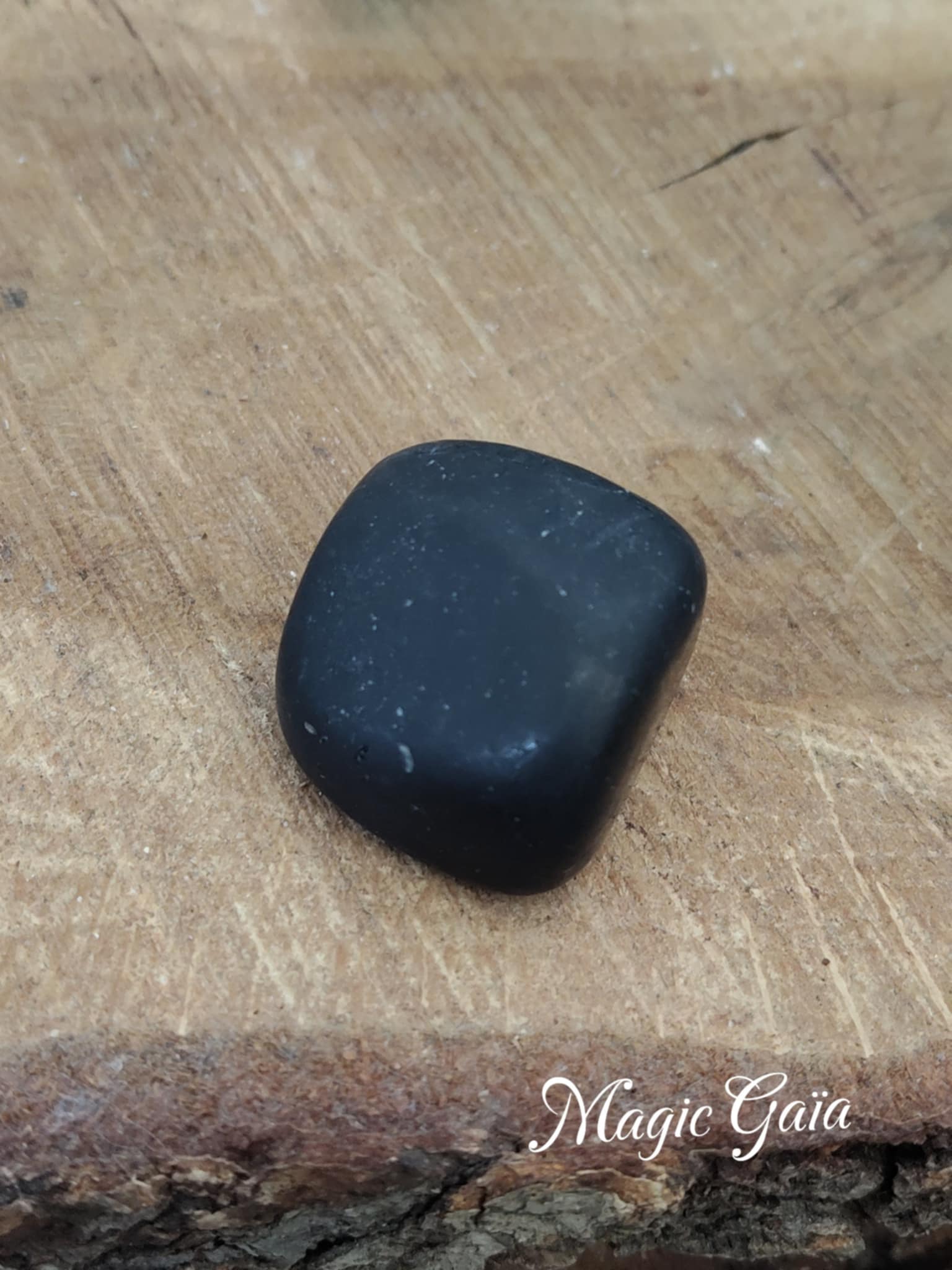 shungite pierre roulée ancrage ondes électromagnétiques chakras russie compteur linky box internet protection mauvaises fréquentations  bienfait lithothérapie vertus magic gaia