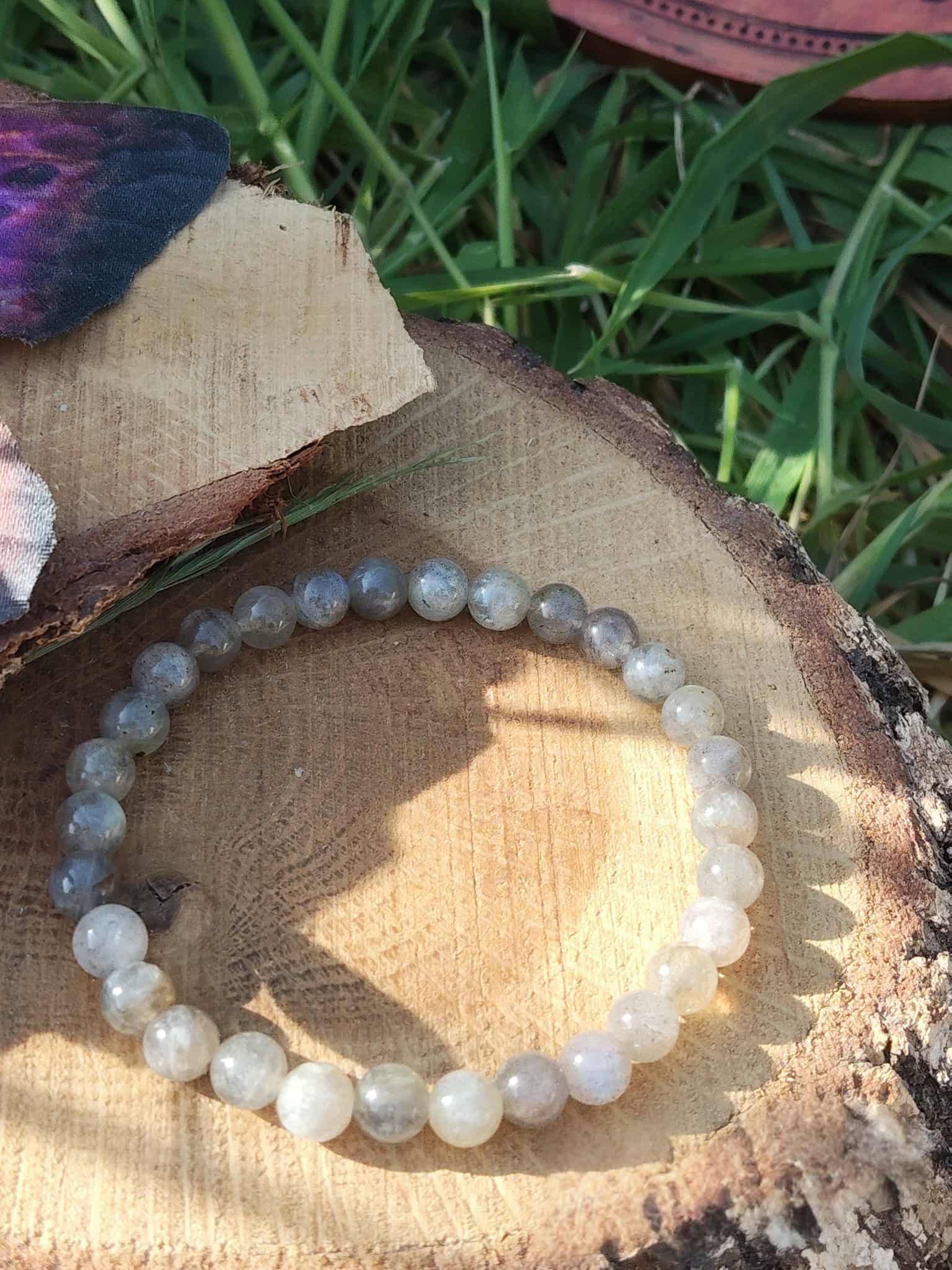 Bracelet labradorite naturelle en cercle sur rondin de bois, perles rondes 6 mm, ancrage subtil et clarté intérieure