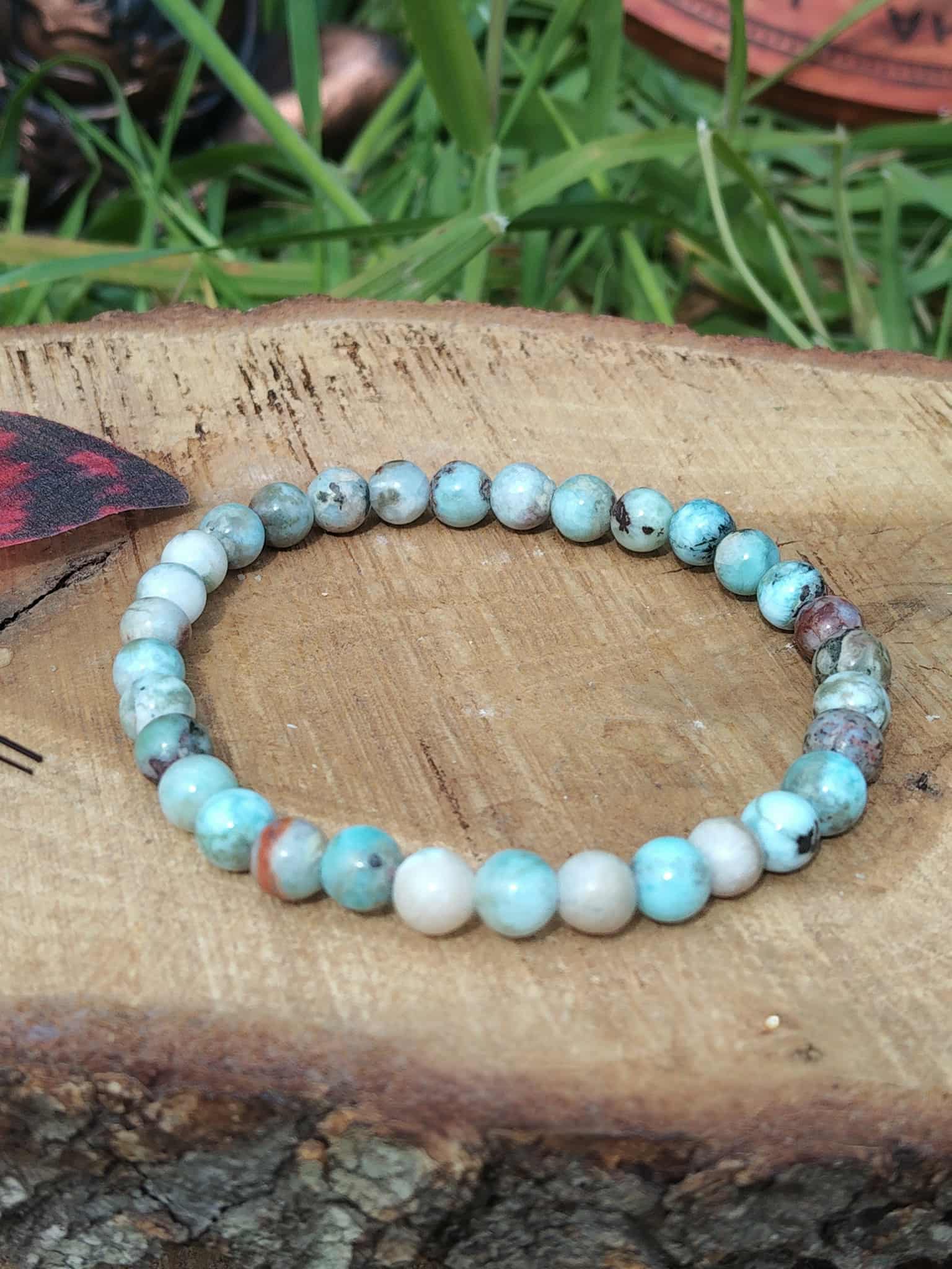 Bracelet larimar 6 mm sur bois en décor naturel, perles bleu turquoise, bleu pastel et blanc nuancé pour lâcher-prise, équilibre intérieur et douceur relationnelle