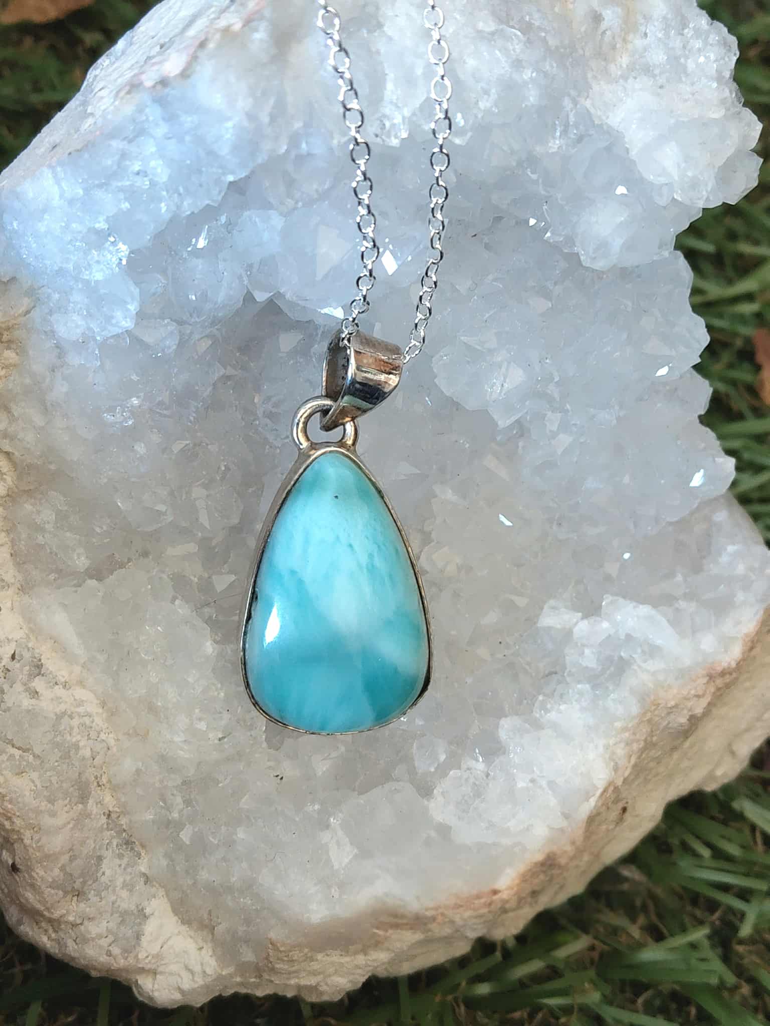 Pendentif larimar véritable sur cristal de quartz naturel, bijou en pierre naturelle relié au calme intérieur, à la clarté émotionnelle et à la fraîcheur apaisante.