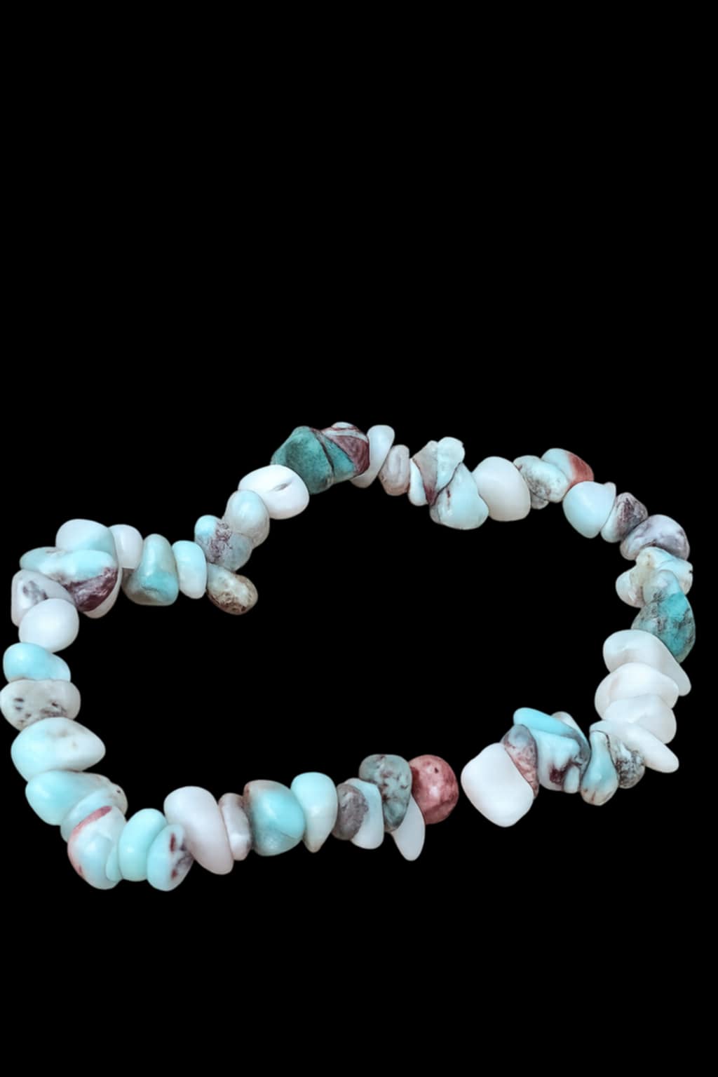 Bracelet larimar baroque sur fond noir profond, éclats bleu ciel, blanc et brun marbré pour stabilité du cœur, clarté émotionnelle et repos intérieur
