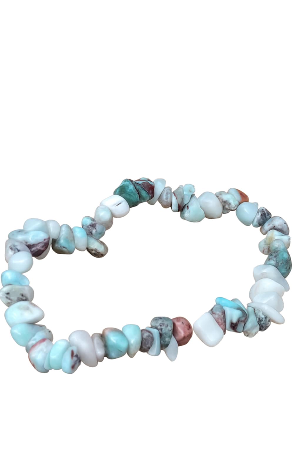 Bracelet larimar baroque sur fond blanc épuré, éclats bleu ciel, blanc et gris pour communication sereine, douceur du cœur et calme intérieur