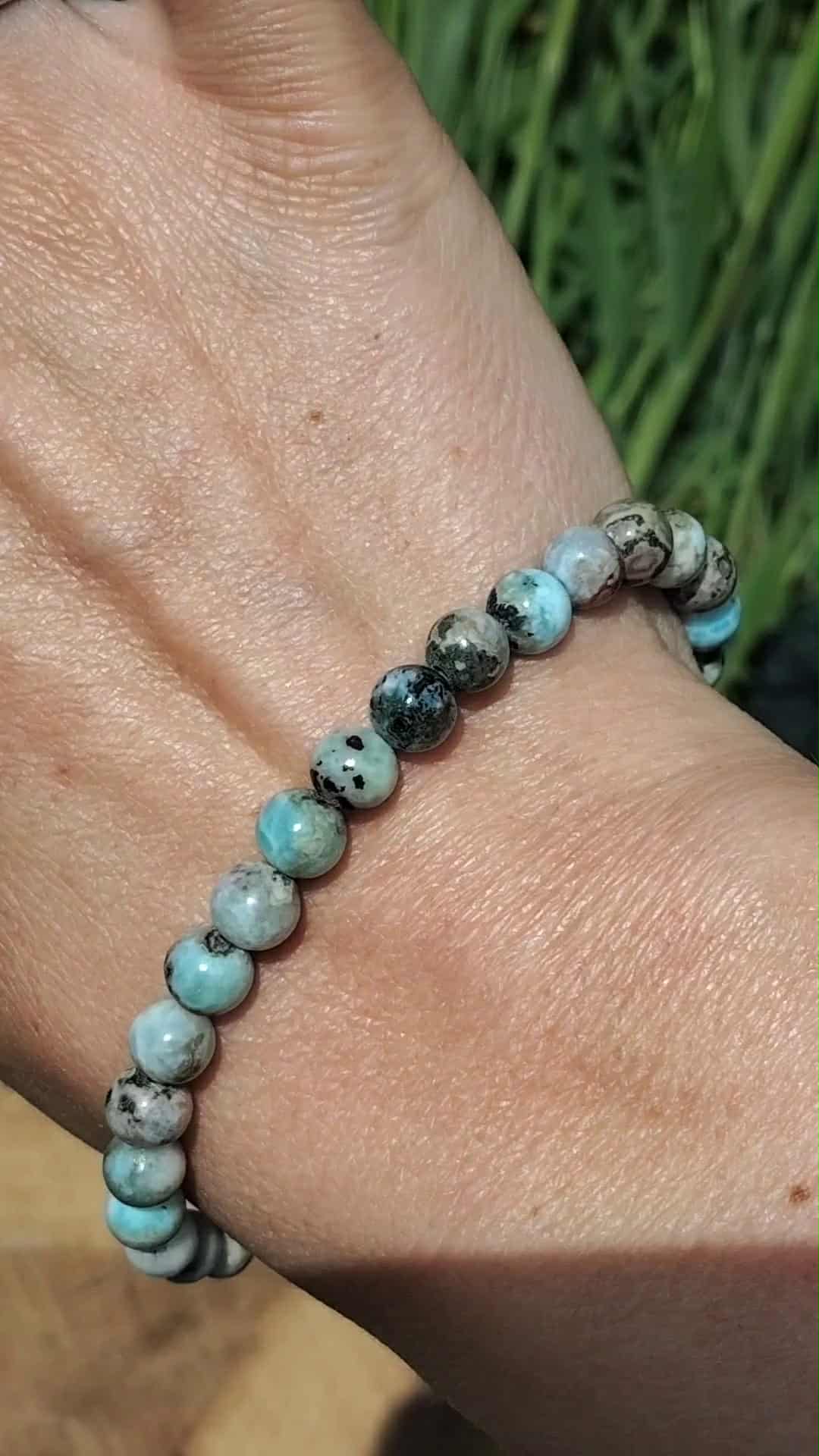 Bracelet larimar 6 mm porté au poignet, perles bleu turquoise et blanc marbré pour lien apaisé, centrage émotionnel et tendresse intérieure