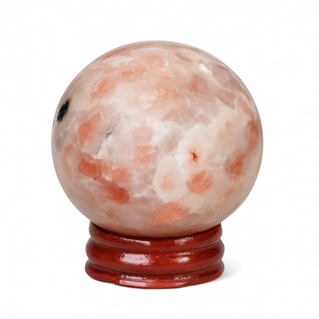 Sphère en Pierre de Soleil naturelle (héliolite) sur socle en bois, fond blanc neutre, reflets nacrés orangés et inclusions cuivrées — symbole de joie, d’optimisme et d’énergie positive.