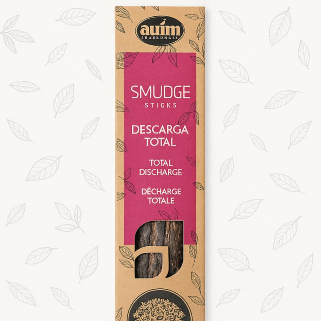 Boîte d’encens Smudge Sticks « Descarga Total » — packshot sur fond décor feuilles — marque AUM — encens organique pour rituel de purification, nettoyage énergétique