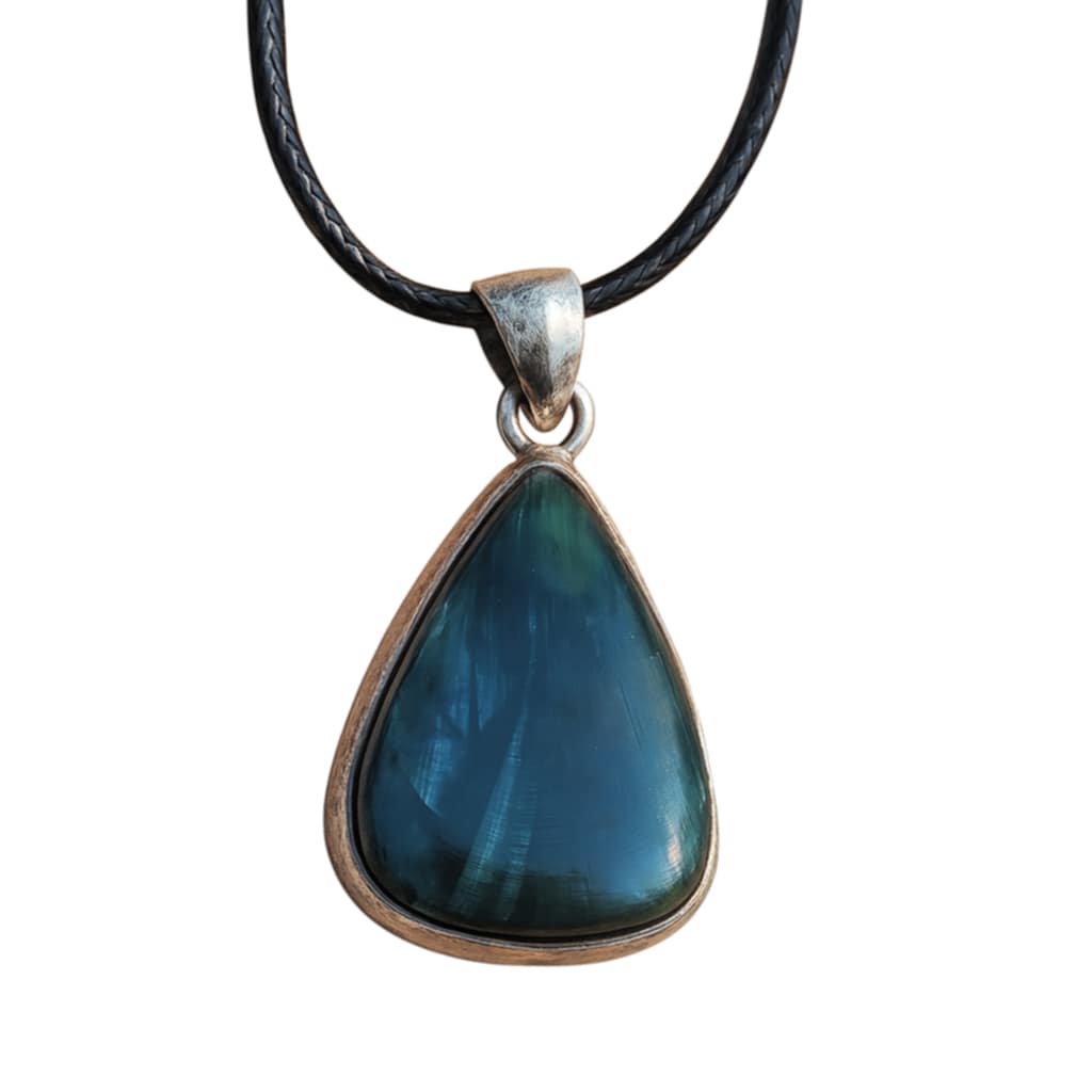 Pendentif goutte en séraphinite véritable sur cordon noir, présenté sur fond blanc, pierre naturelle reliée à la sérénité, au recentrage et à la paix intérieure.
