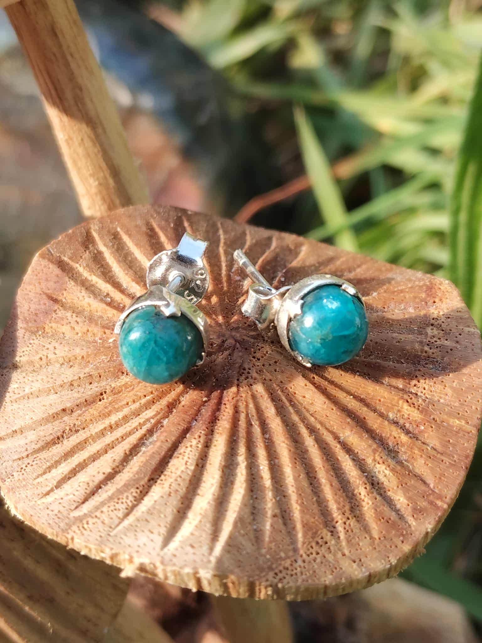 Clous d’oreilles argent, cabochons apatite bleu lagon posés sur bois — favorise expression et écoute, confiance