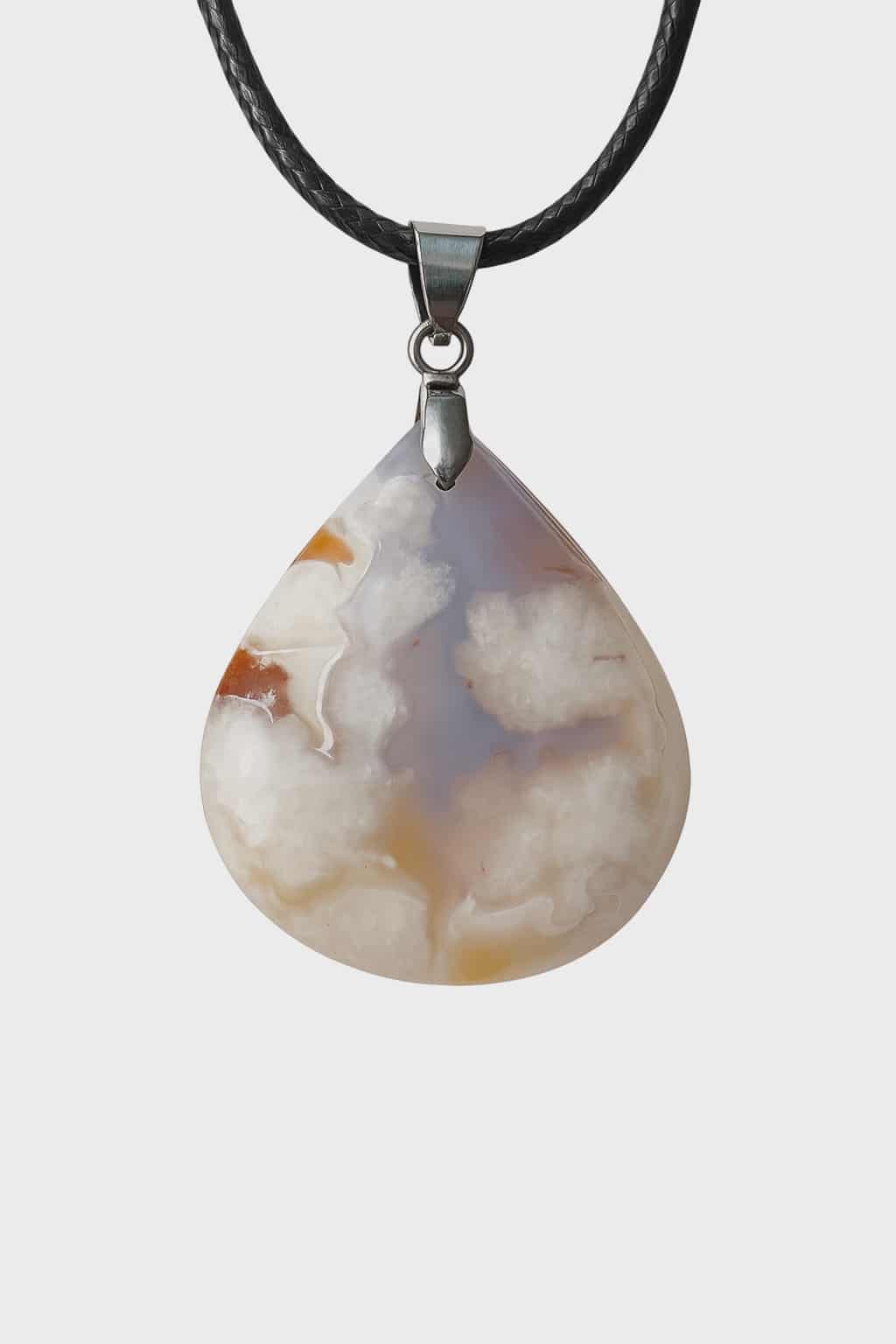 Pendentif goutte orangé-doré en agate fleur de cerisier, monture acier inoxydable, fond neutre — rayonnement, motivation, élan créatif