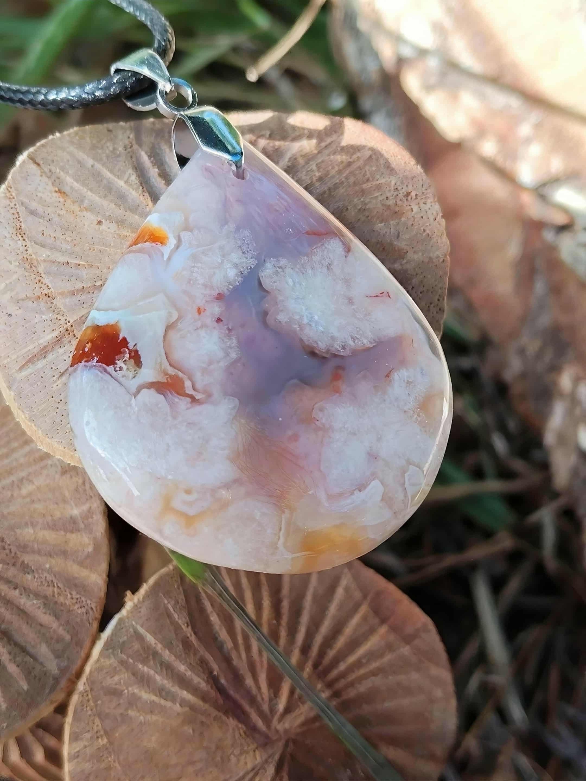 Pendentif goutte en agate « fleur de cerisier » sur feuilles, motifs floraux internes, énergie apaisante sur des champignons
