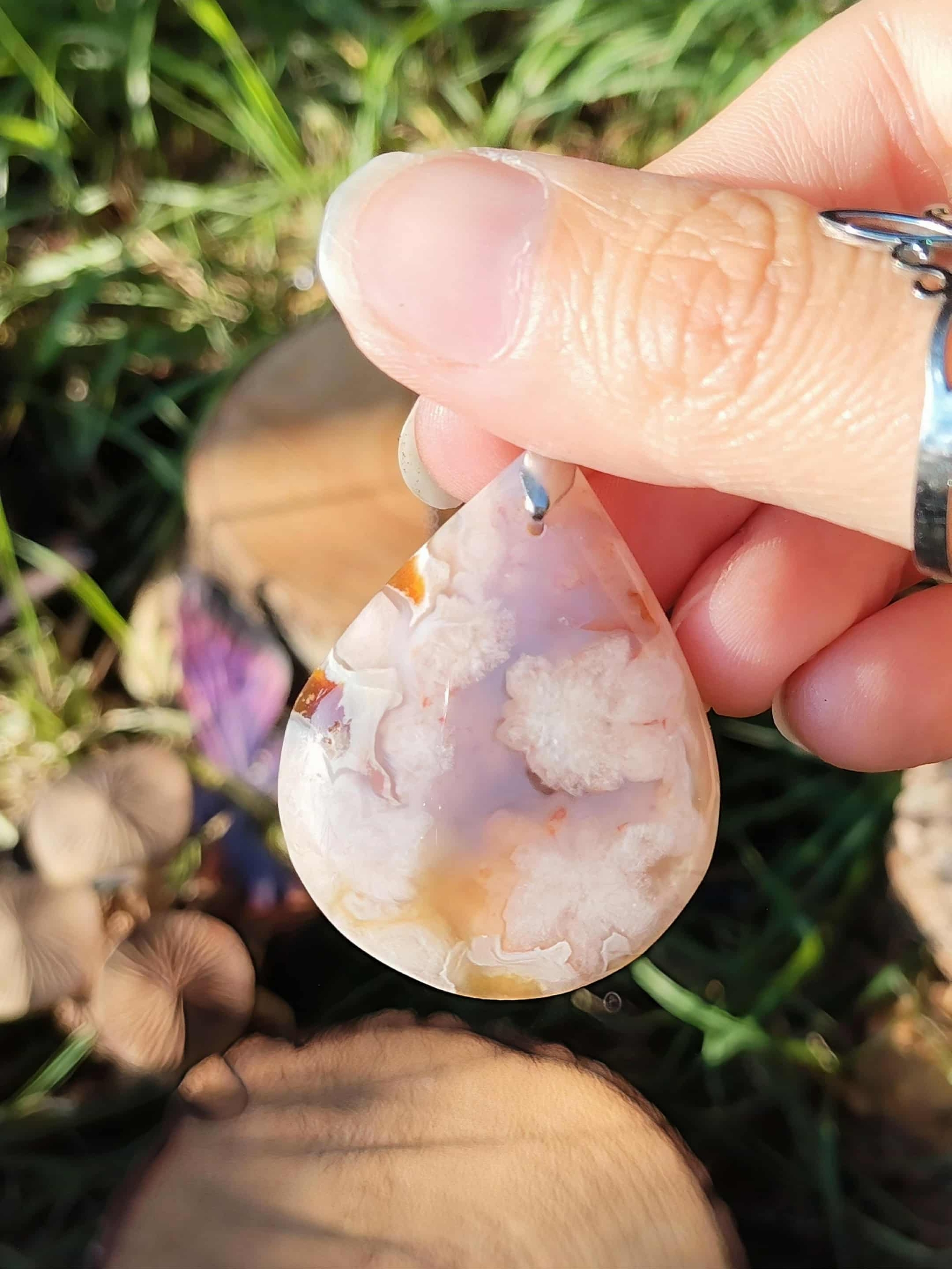 Pendentif agate fleur de cerisier, prise en main, détails pétales internes, ambiance nature et douceur