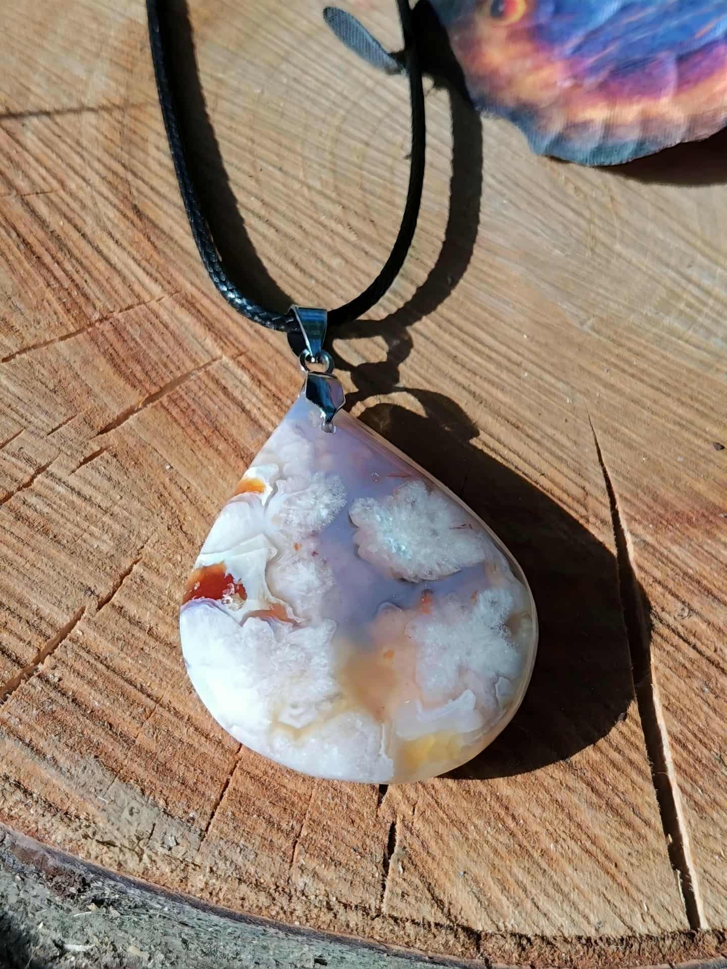 Pendentif agate fleurie sur bois, cabochon poli crème/rose, détail d’aile de papillon, style nature et sérénité