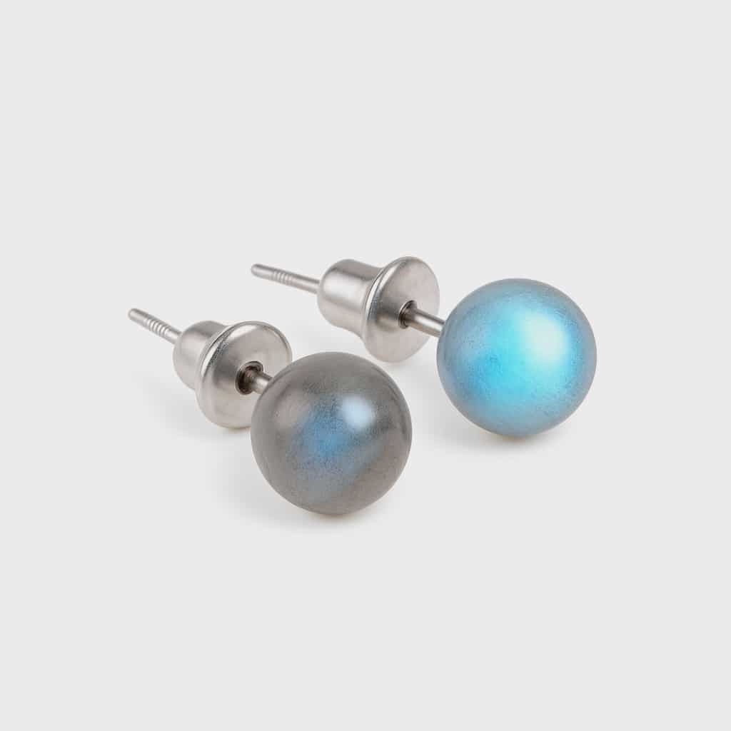 Puces / clous d’oreilles en labradorite bleue, cabochons ronds 6 mm, acier inox 304, reflets bleutés — fond blanc.