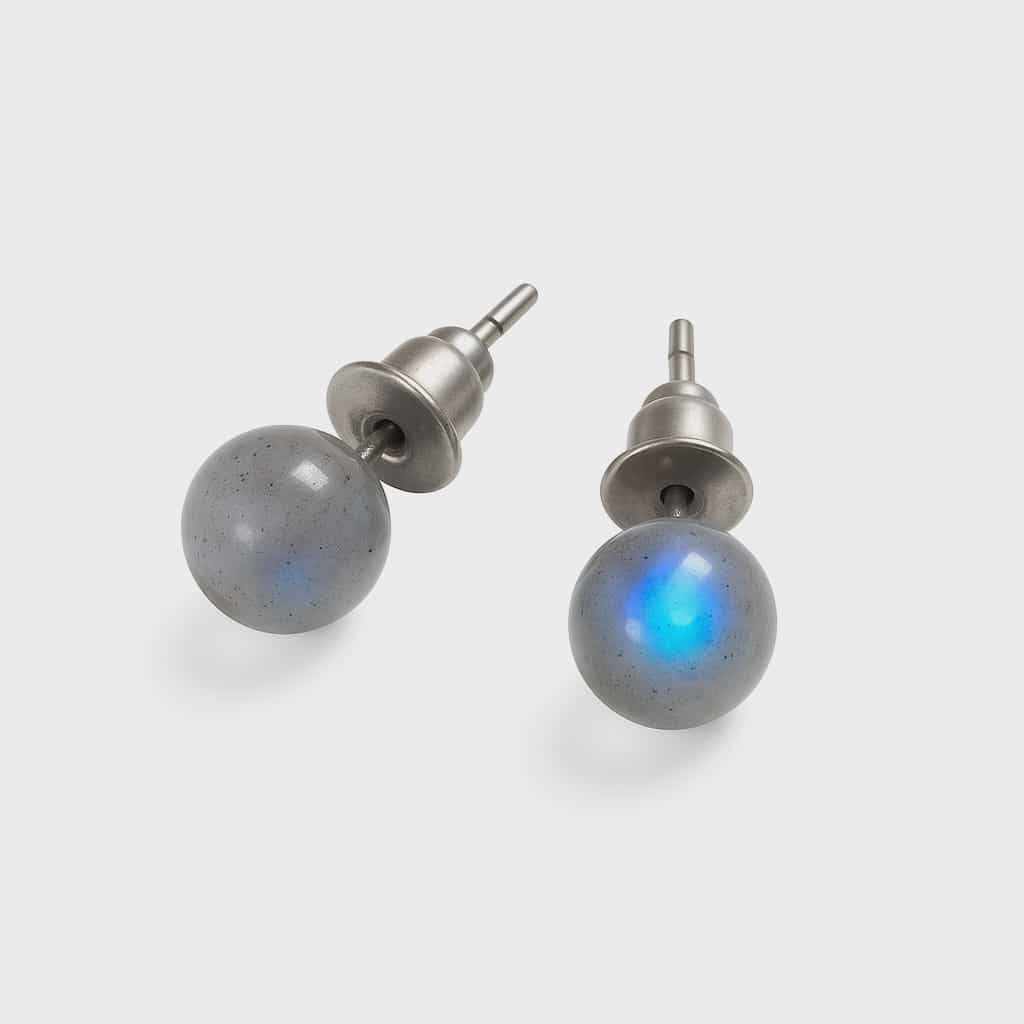 Boucles d’oreilles labradorite bleue cabochons ronds, packshot fond blanc ; pierre de protection, intuition et clarté mentale.