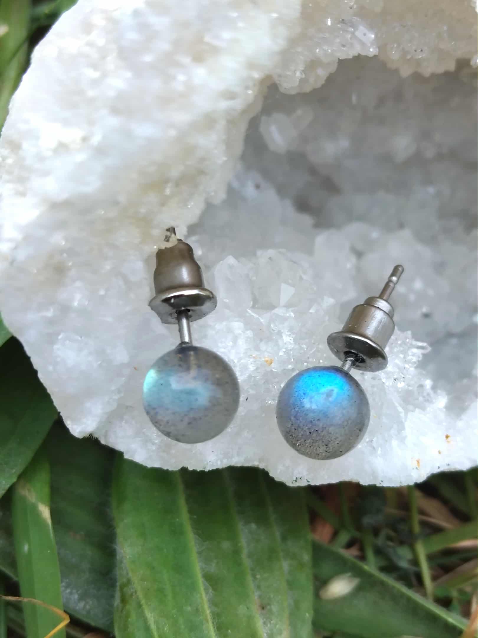Boucles d’oreilles inox 304 en labradorite bleue aux reflets, sur géode de quartz blanche avec feuille verte ; pierre de protection, intuition et clarté mentale.