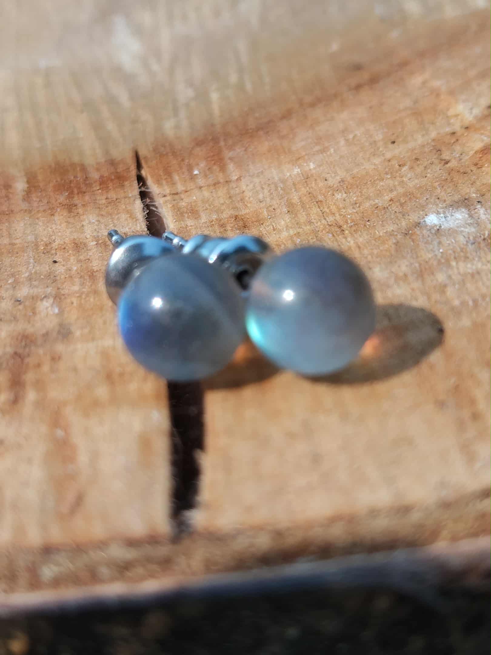 Puces Labradorite naturelles 6 mm, monture inox 304, gros plan avec reflets bleutés