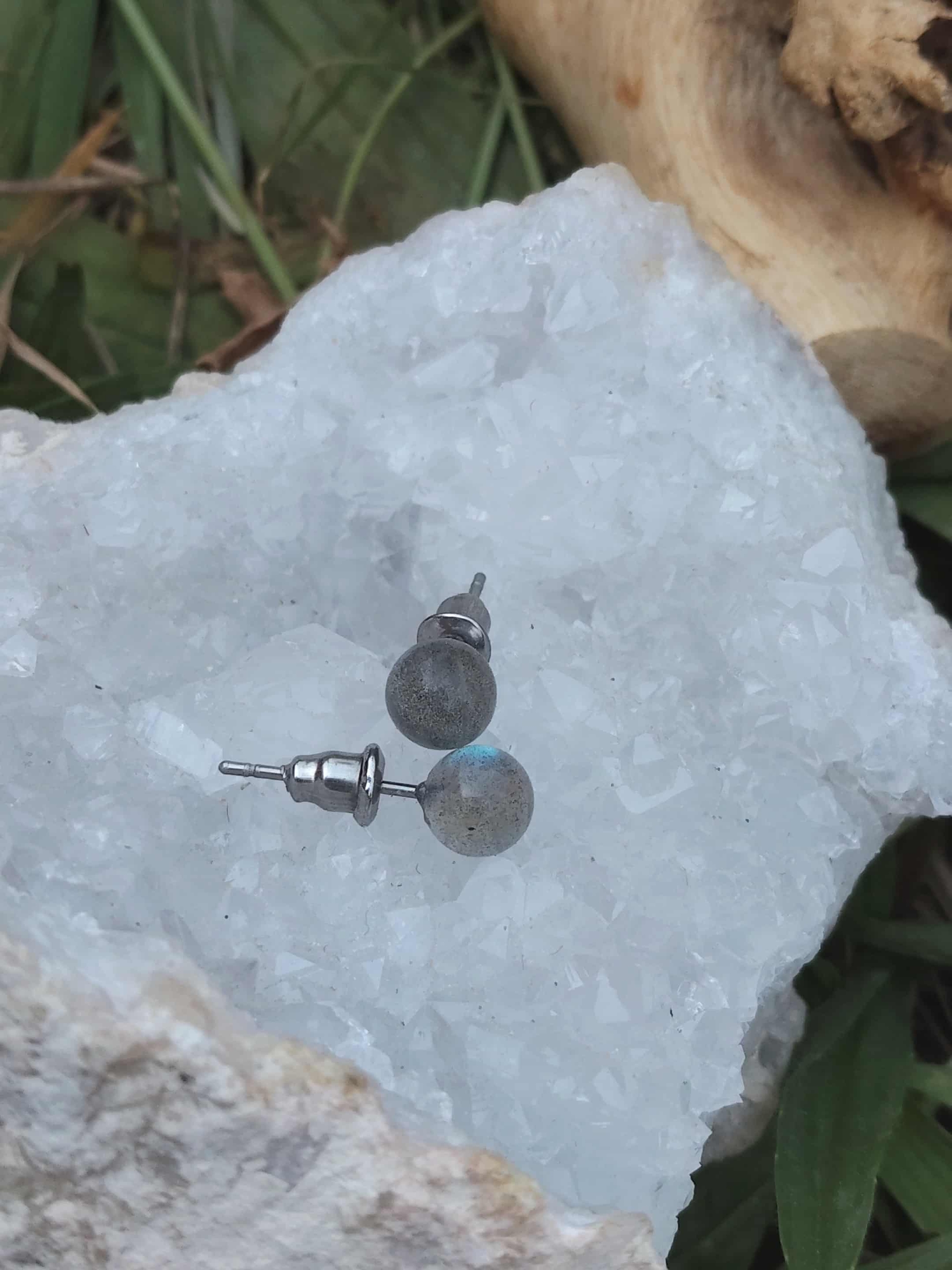 Puces d’oreilles Labradorite 6 mm en inox 304, reflets bleus, posées sur géode de quartz blanche
