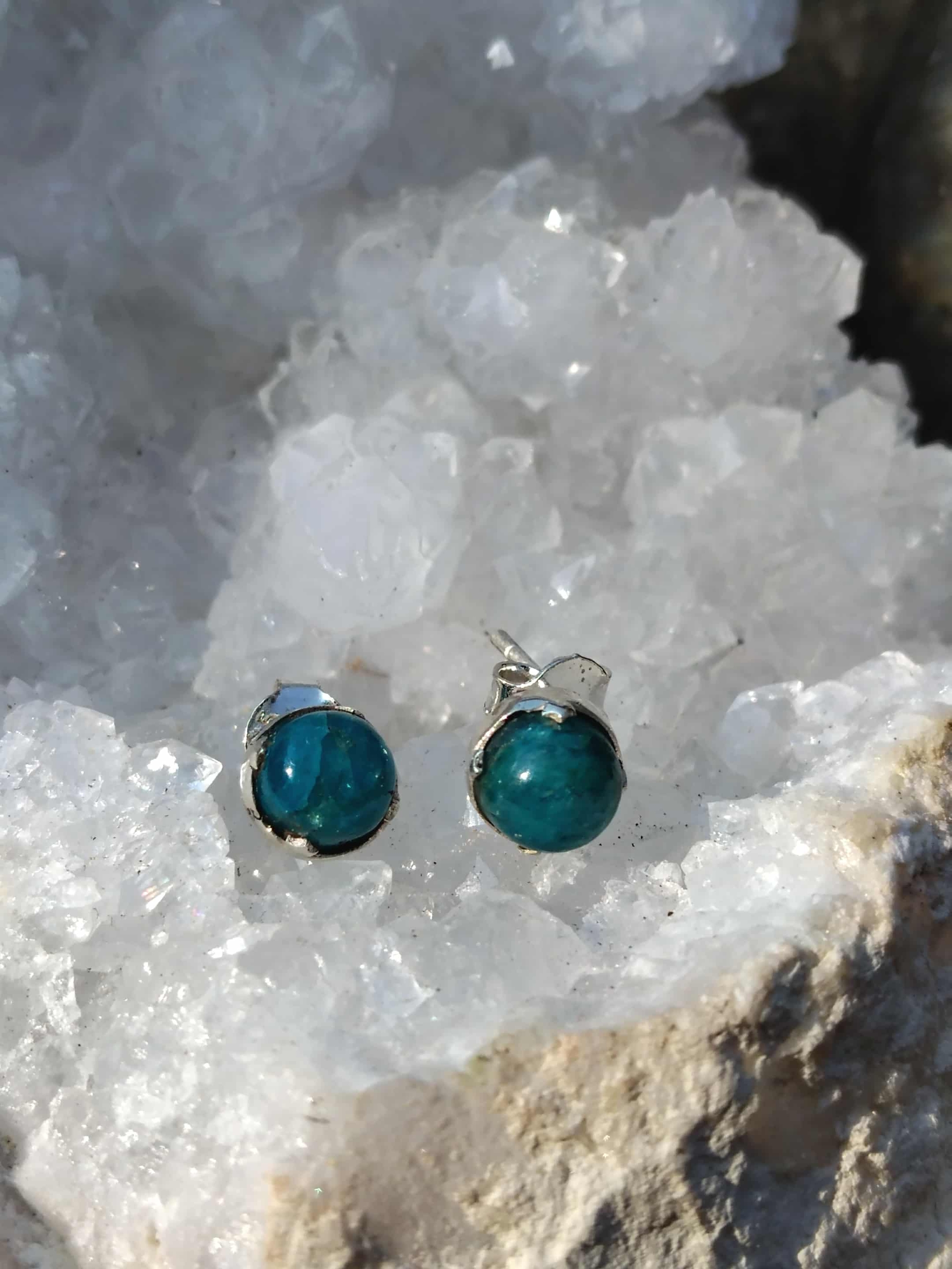 Boucles d’oreilles apatite bleue cabochons ronds en argent 925 posées sur druse de quartz blanc — éclaire l’esprit, stimule créativité et expression.