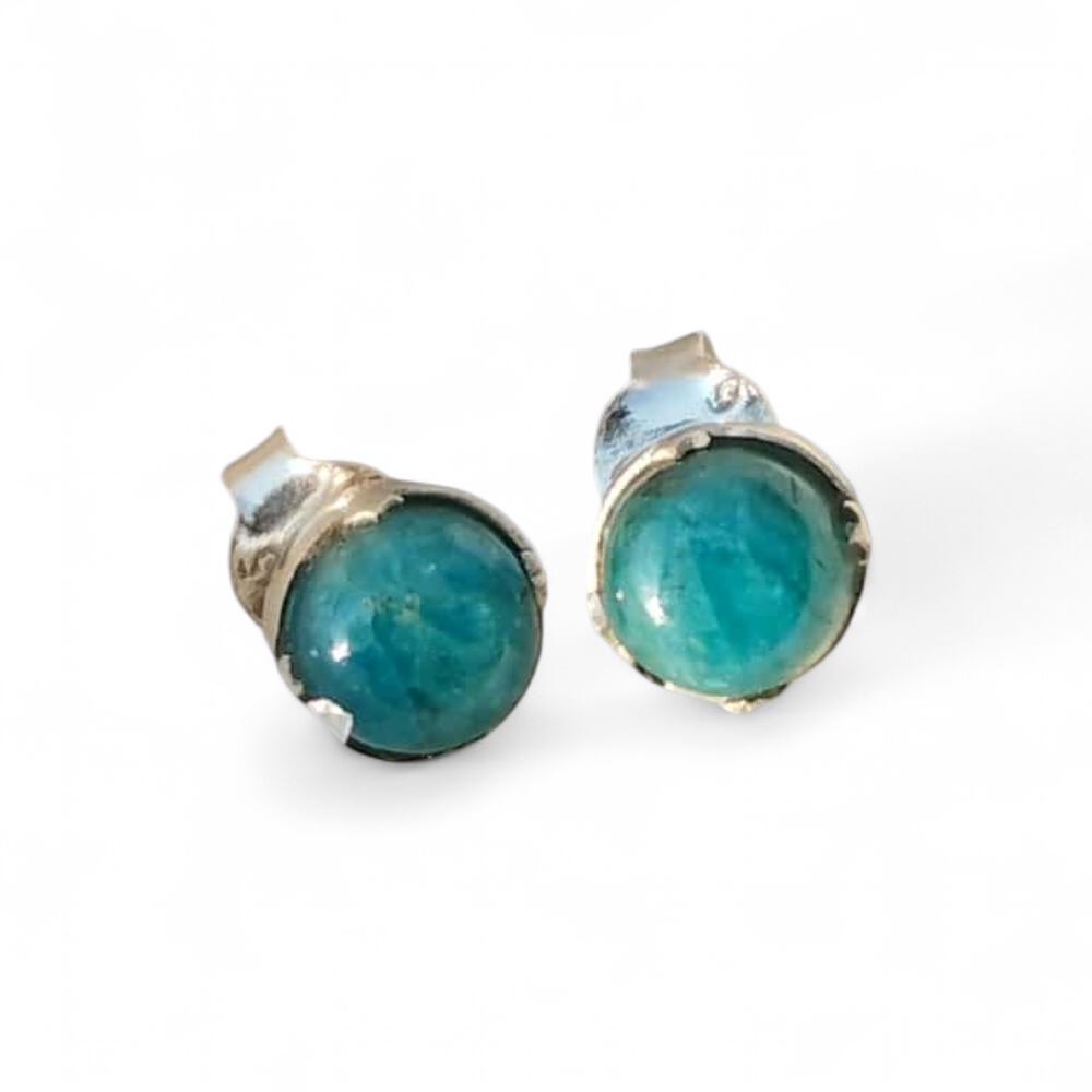 Boucles d’oreilles apatite bleue en argent 925, cabochons ronds — packshot fond blanc — communication claire, chakra gorge, douceur pour hypersensibles