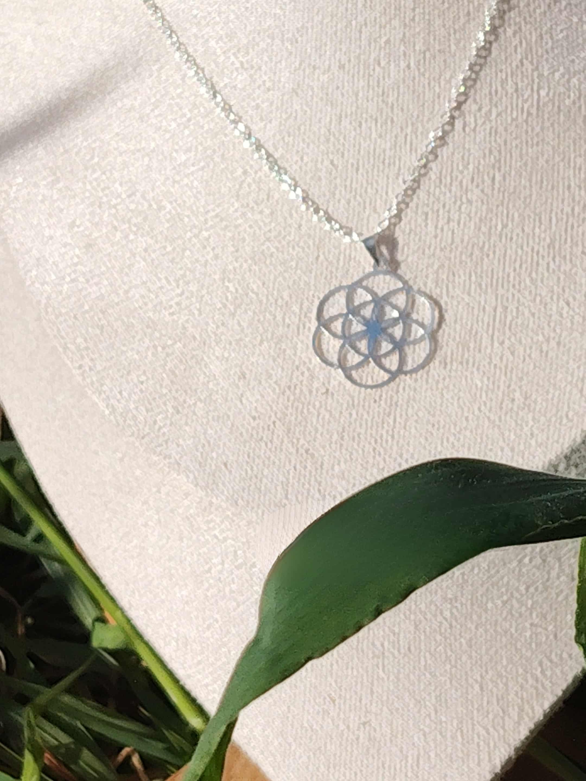 Bijou géométrie sacrée avec pendentif graine de vie en argent massif, chaîne brillante mise en valeur sur buste