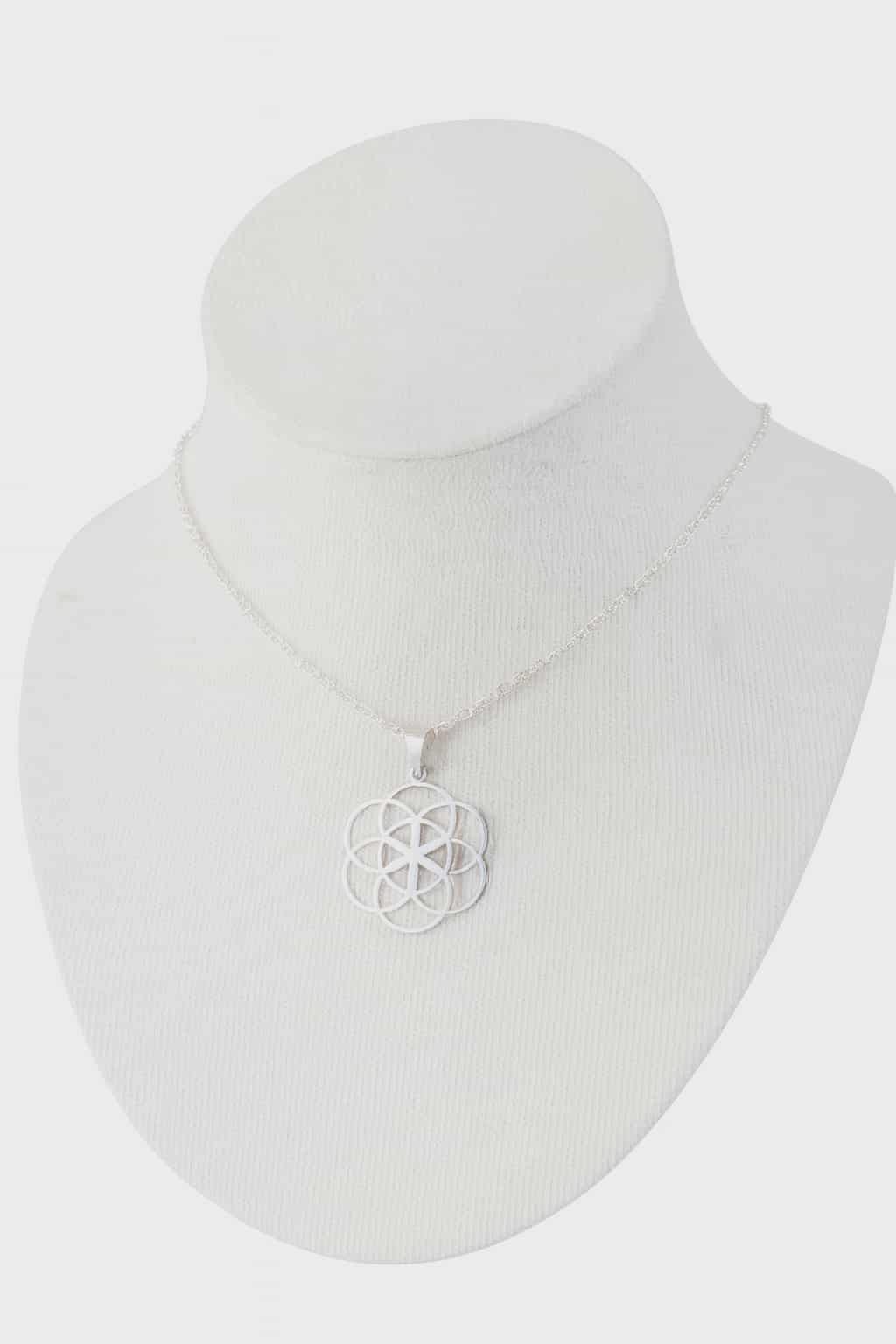 Pendentif graine de vie en argent 925 sur buste avec chaîne fine, présentation épurée sur fond blanc