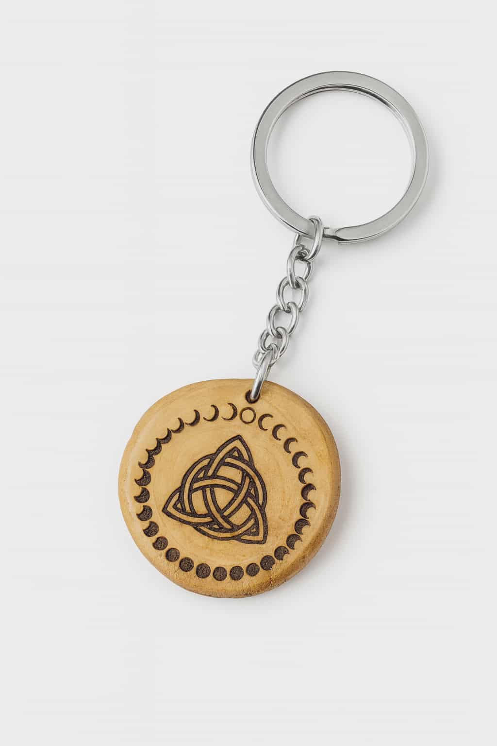 Porte-clés en bois gravé triquetra celtique et phases de lune, fond blanc