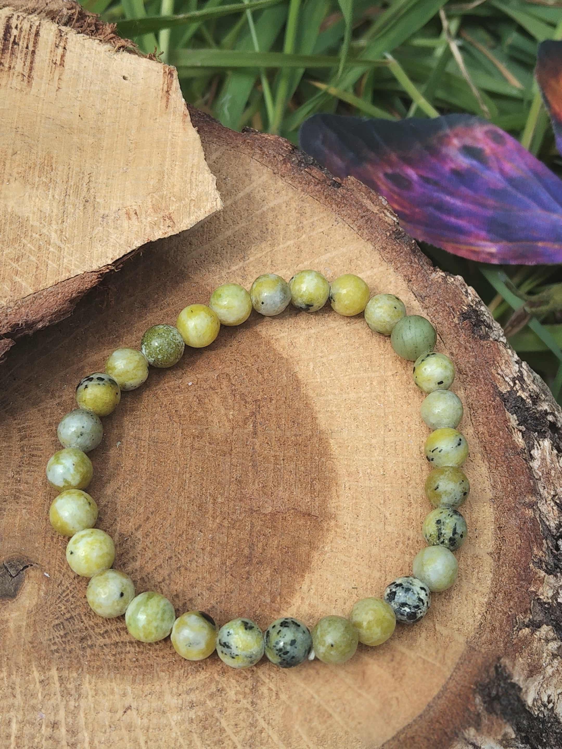 Bracelet serpentine verte 6 mm sur rondin de bois, décor nature et papillon, apaisement et recentrage.