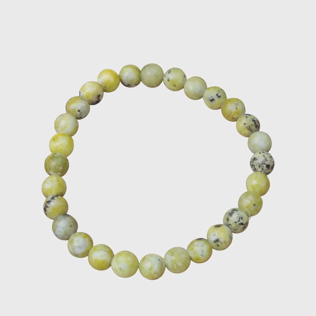 Bracelet serpentine verte sur fond blanc, perles rondes sur élastique, calme intérieur et équilibre émotionnel