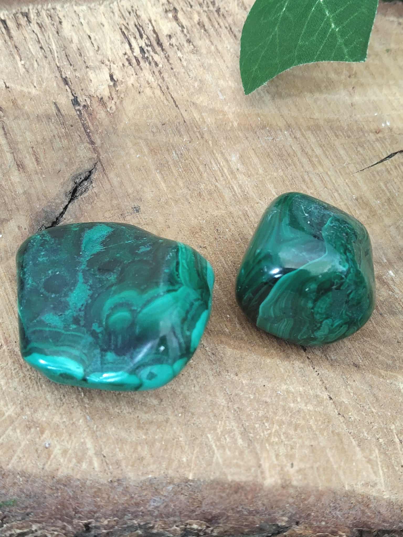 Deux pierres roulées malachite, motifs concentriques — soutien émotionnel, purification symbolique, stabilité