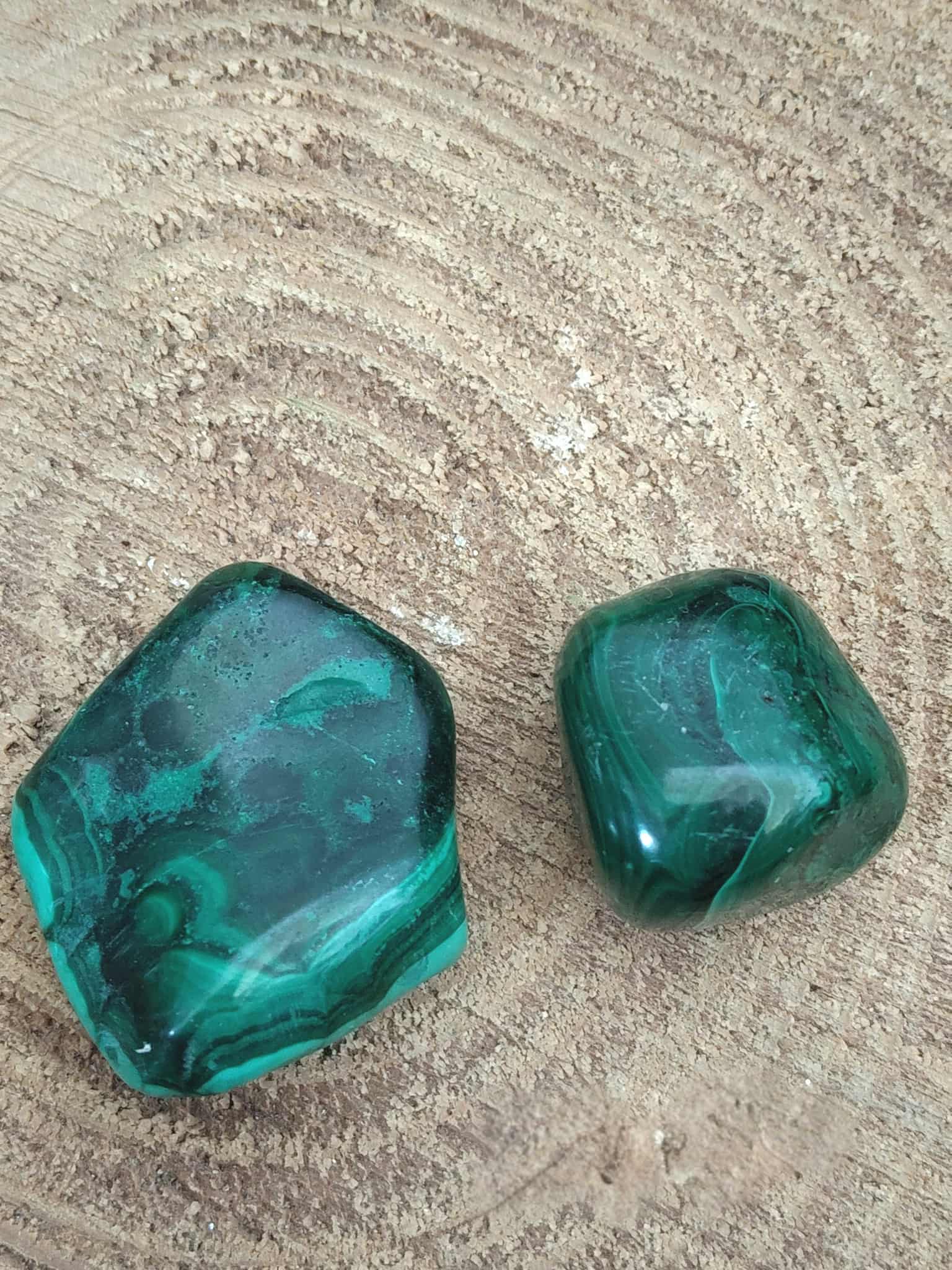 malachite brillant sur fond bois — marbrures typiques, protection émotionnelle, renouveau, transmutation des énergies