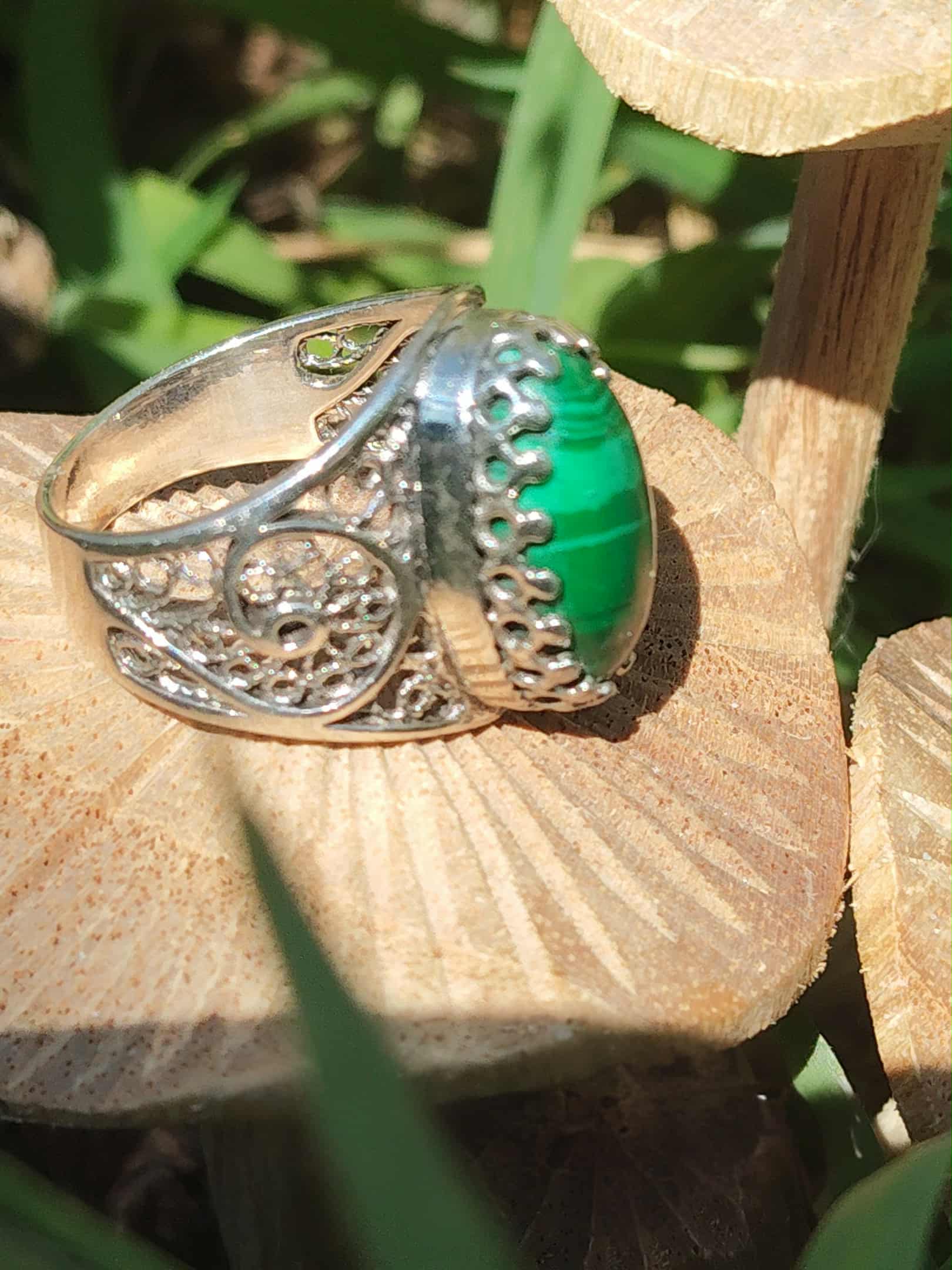 Bague en argent 925 filigrané avec cabochon de malachite, vue latérale sur champignon — équilibre émotionnel et ouverture du cœur (lithothérapie)