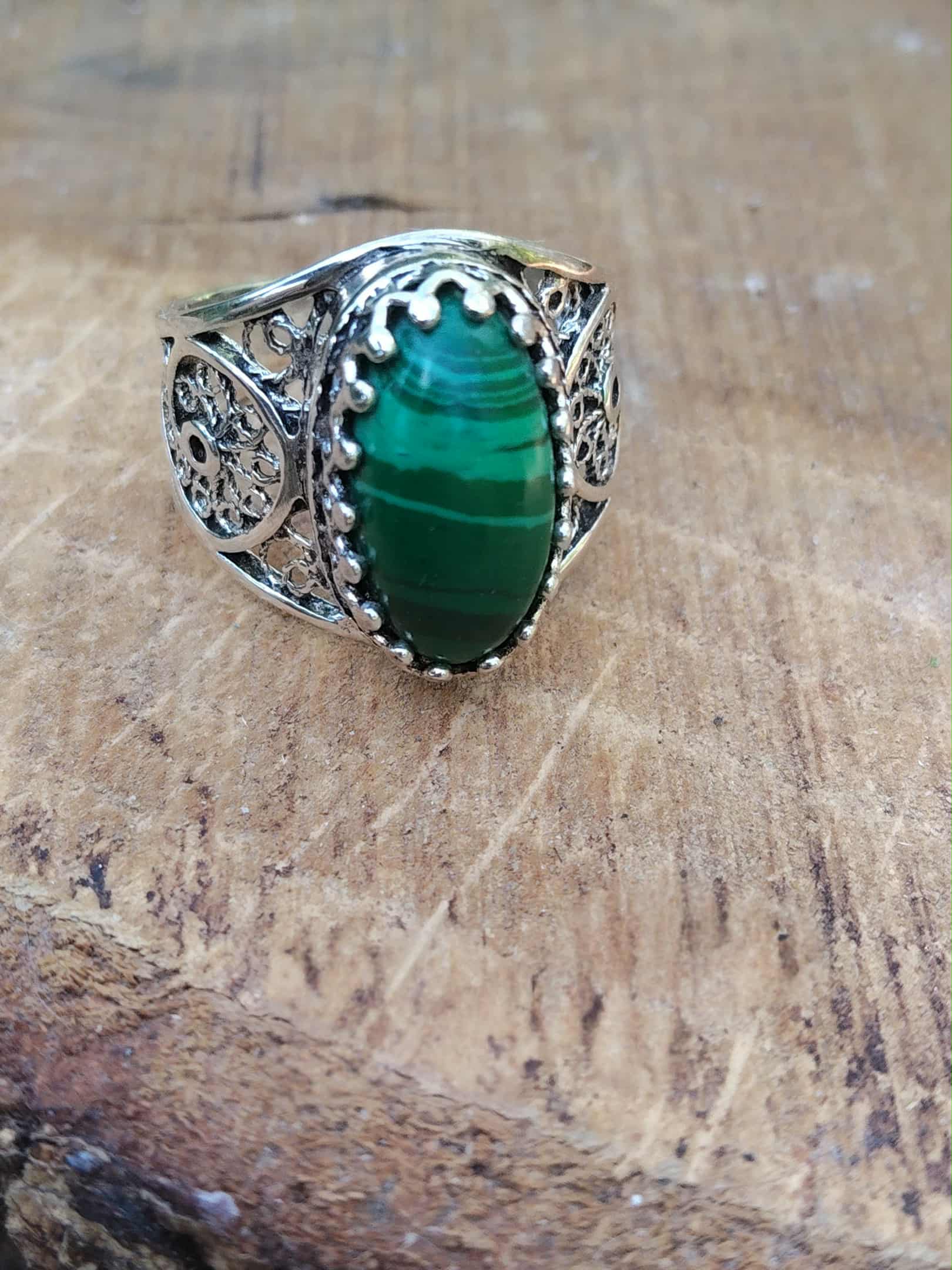 Bague artisanale en argent 925 filigrané, cabochon malachite verte – symboles de protection, équilibre émotionnel et transformation intérieure