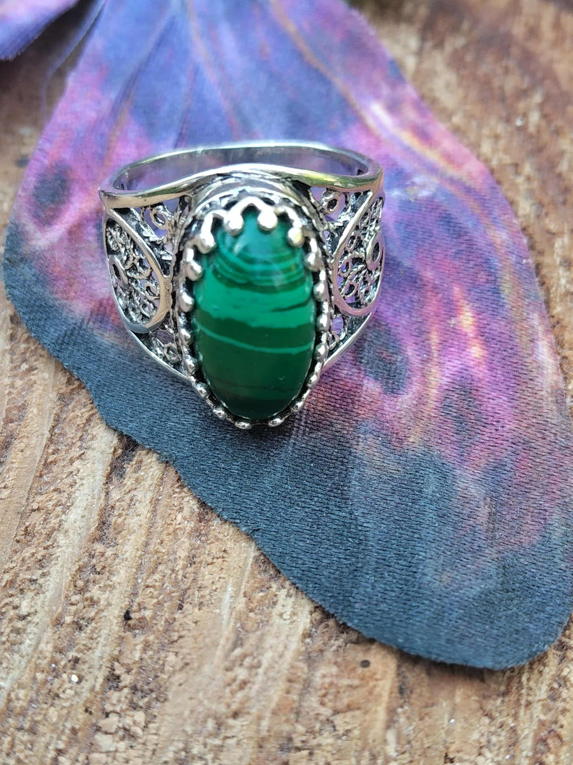 Bague en argent sterling 925 avec cabochon de malachite sur ailes de papillons support bois — harmonie du cœur et sérénité (lithothérapie)