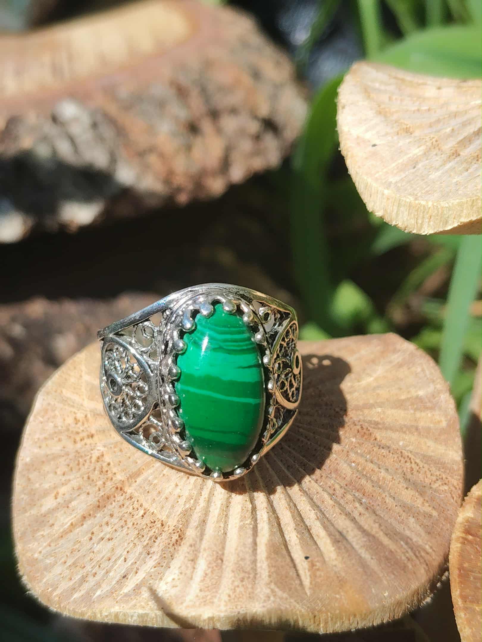 Bague femme en argent 925 filigrané avec cabochon de malachite, posée sur champignon en forêt – ancrage et ouverture du cœur (lithothérapie)