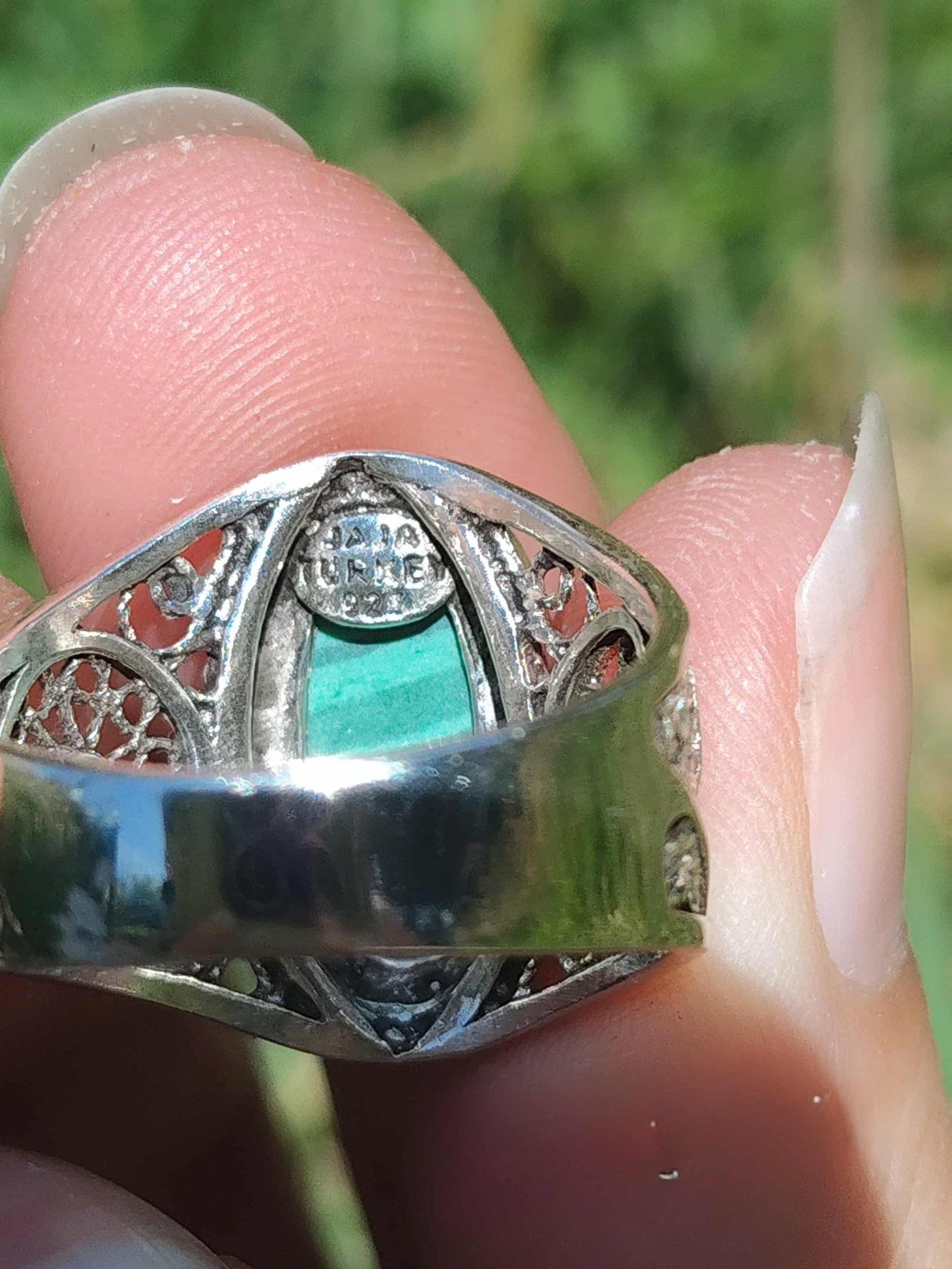 Macro de l’intérieur d’une bague malachite : monture filigrane en argent 925, poinçon 925 visible, finition artisanale